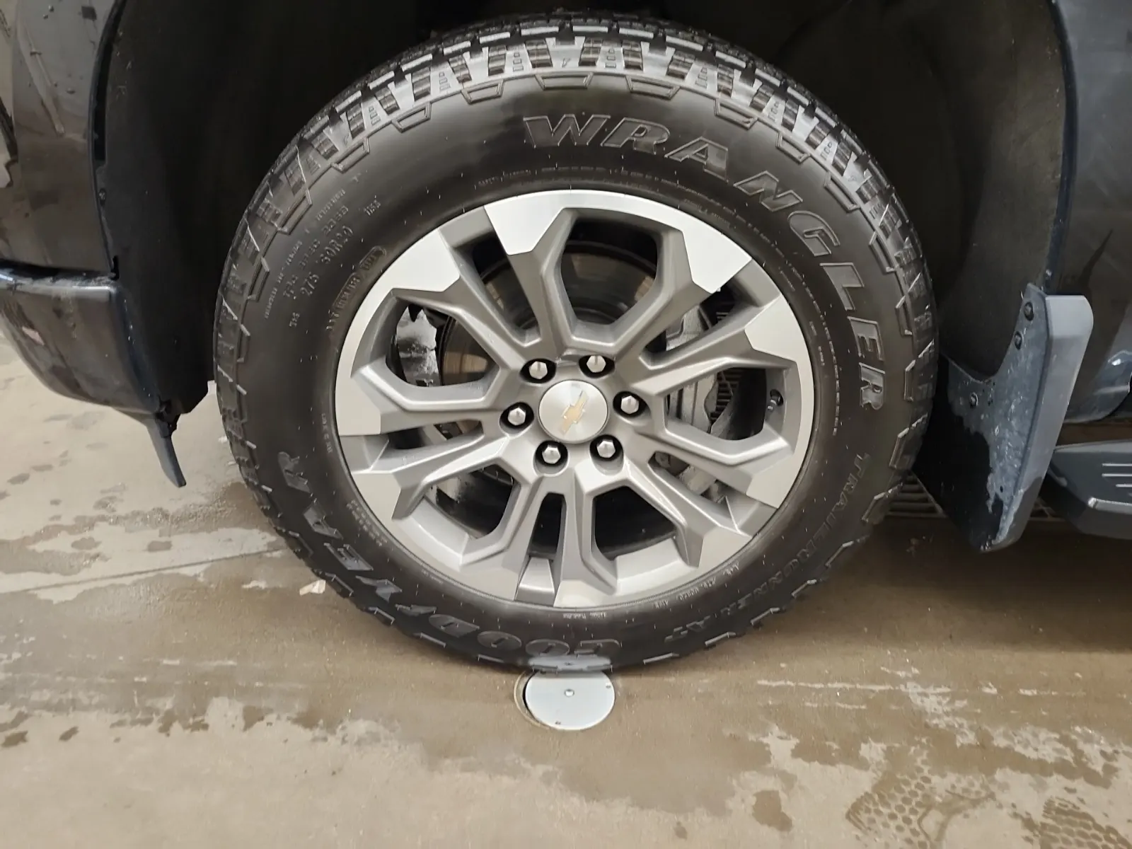 Front driver wheel/tire photo