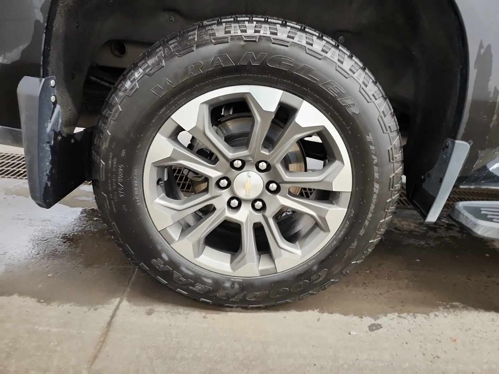 Right Rear Wheel/Tire Photo