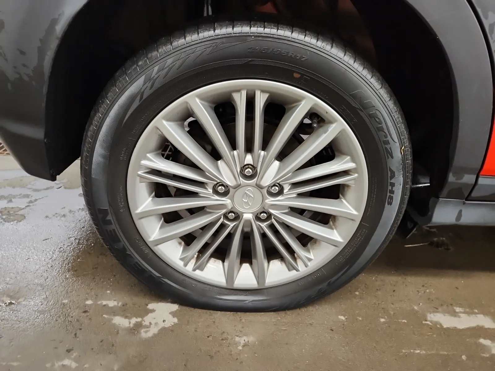 Right Rear Wheel/Tire Photo