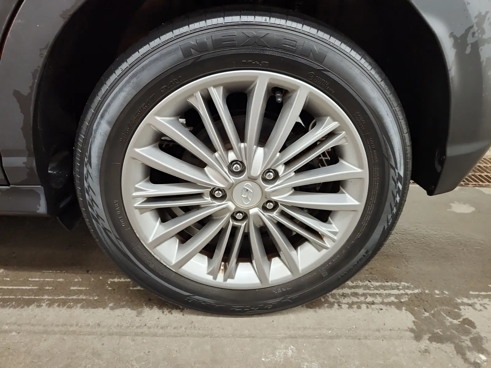 Left Rear Wheel/Tire Photo