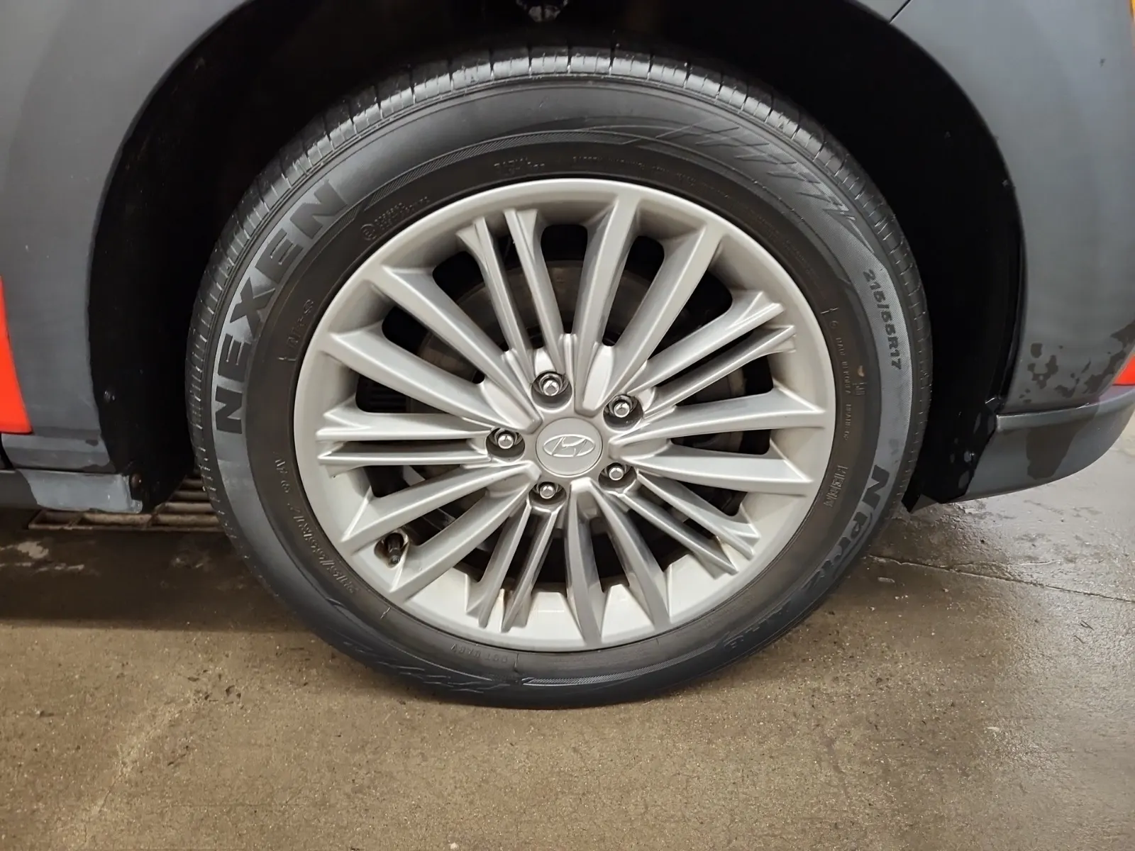 Right Front Wheel/Tire Photo
