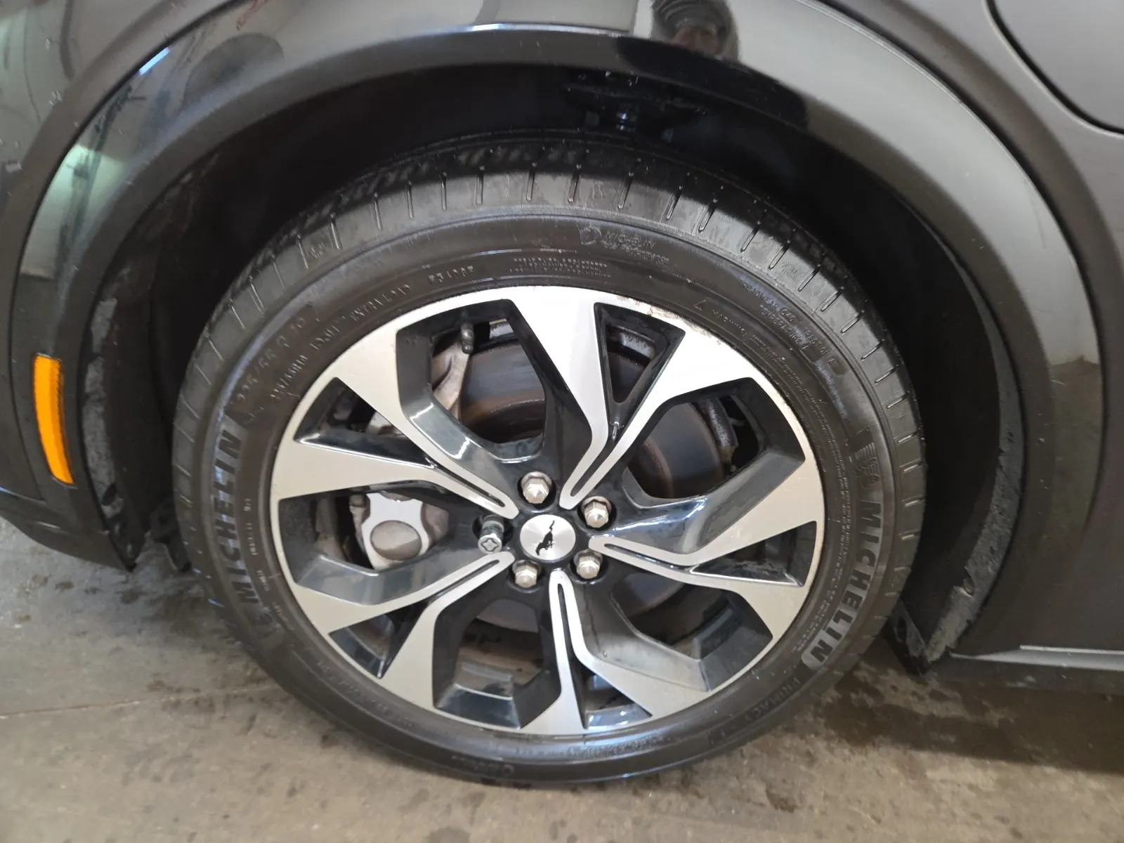 Front driver wheel/tire photo