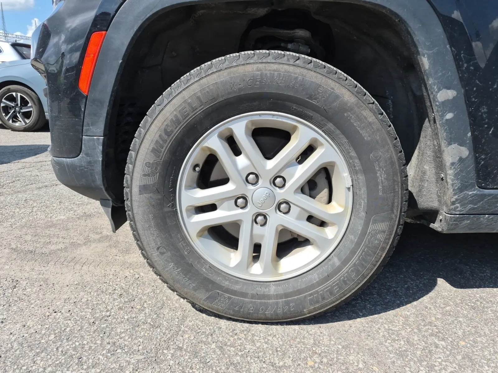 Front driver wheel/tire photo