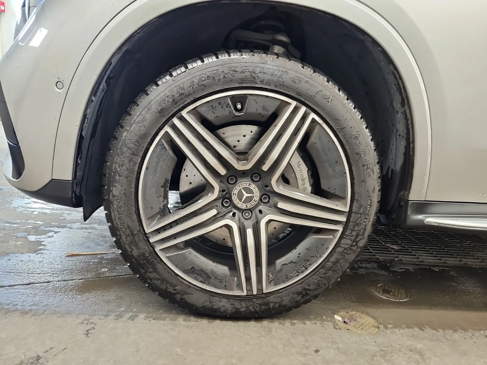 Front driver wheel/tire photo