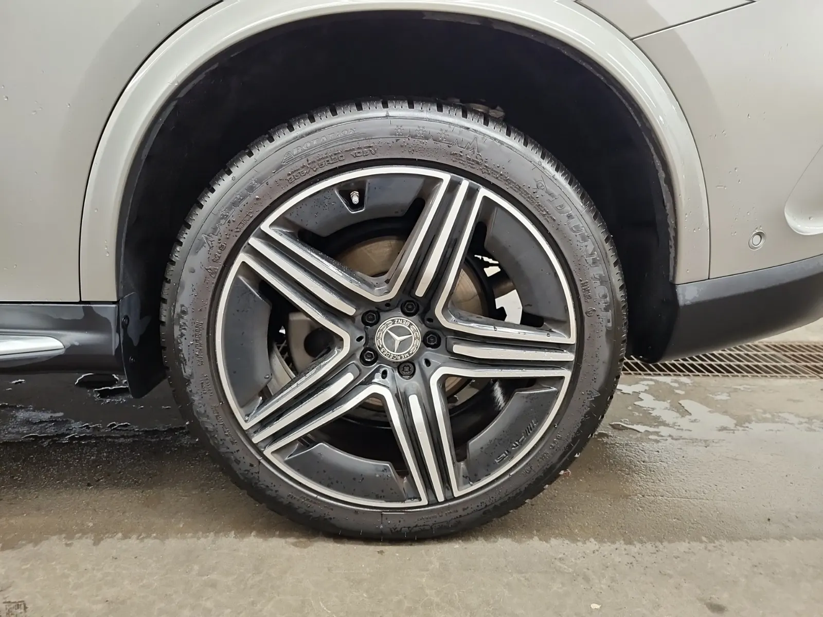 Left Rear Wheel/Tire Photo