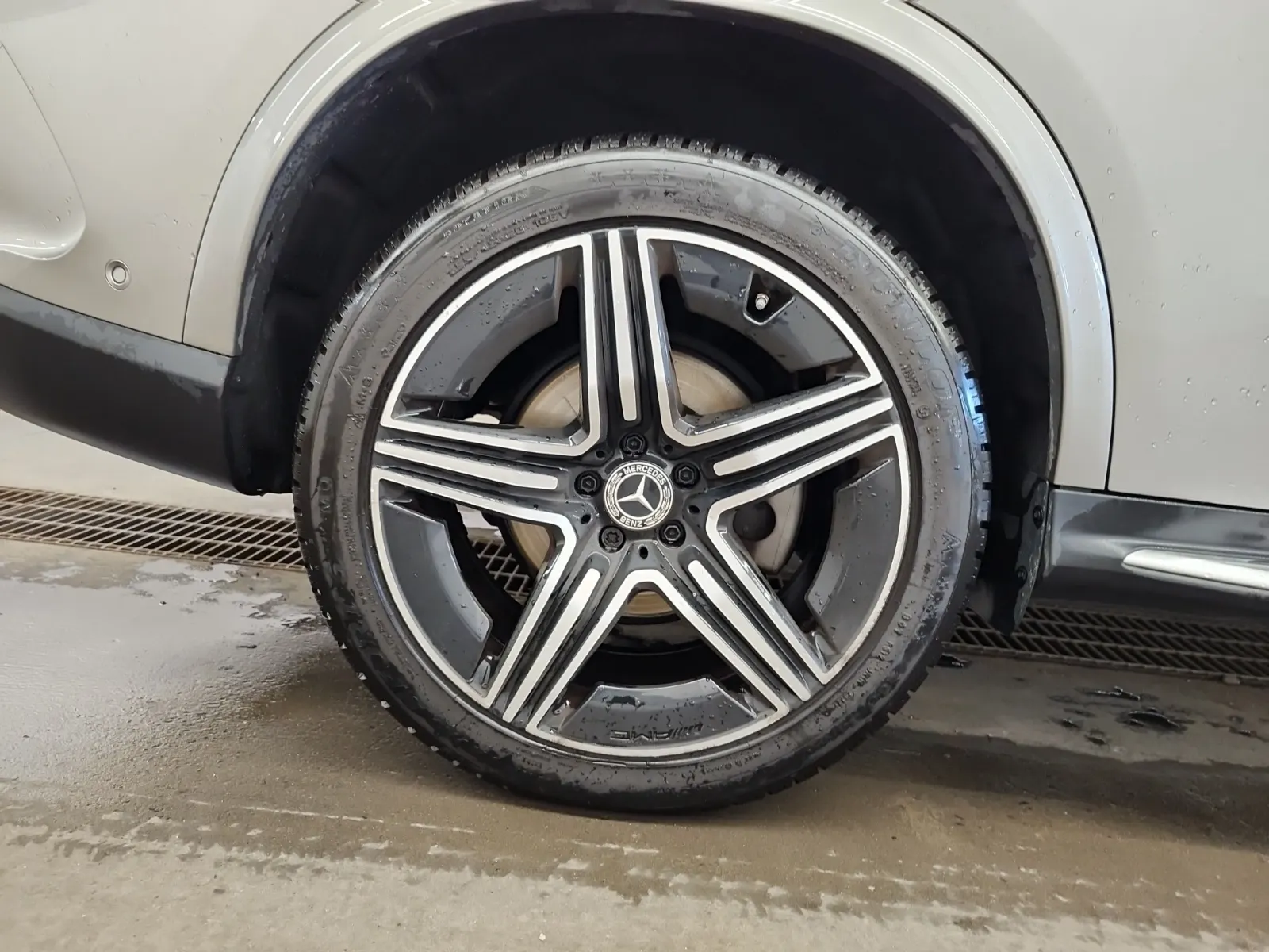 Right Rear Wheel/Tire Photo