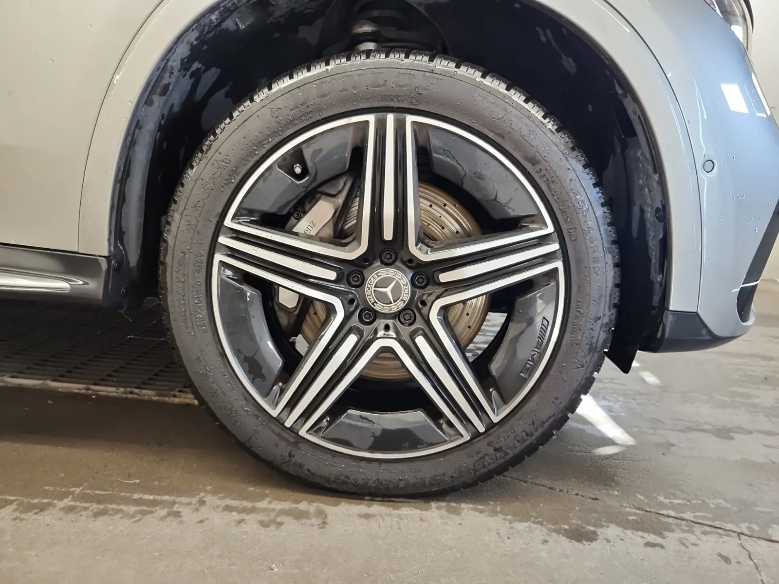 Right Front Wheel/Tire Photo