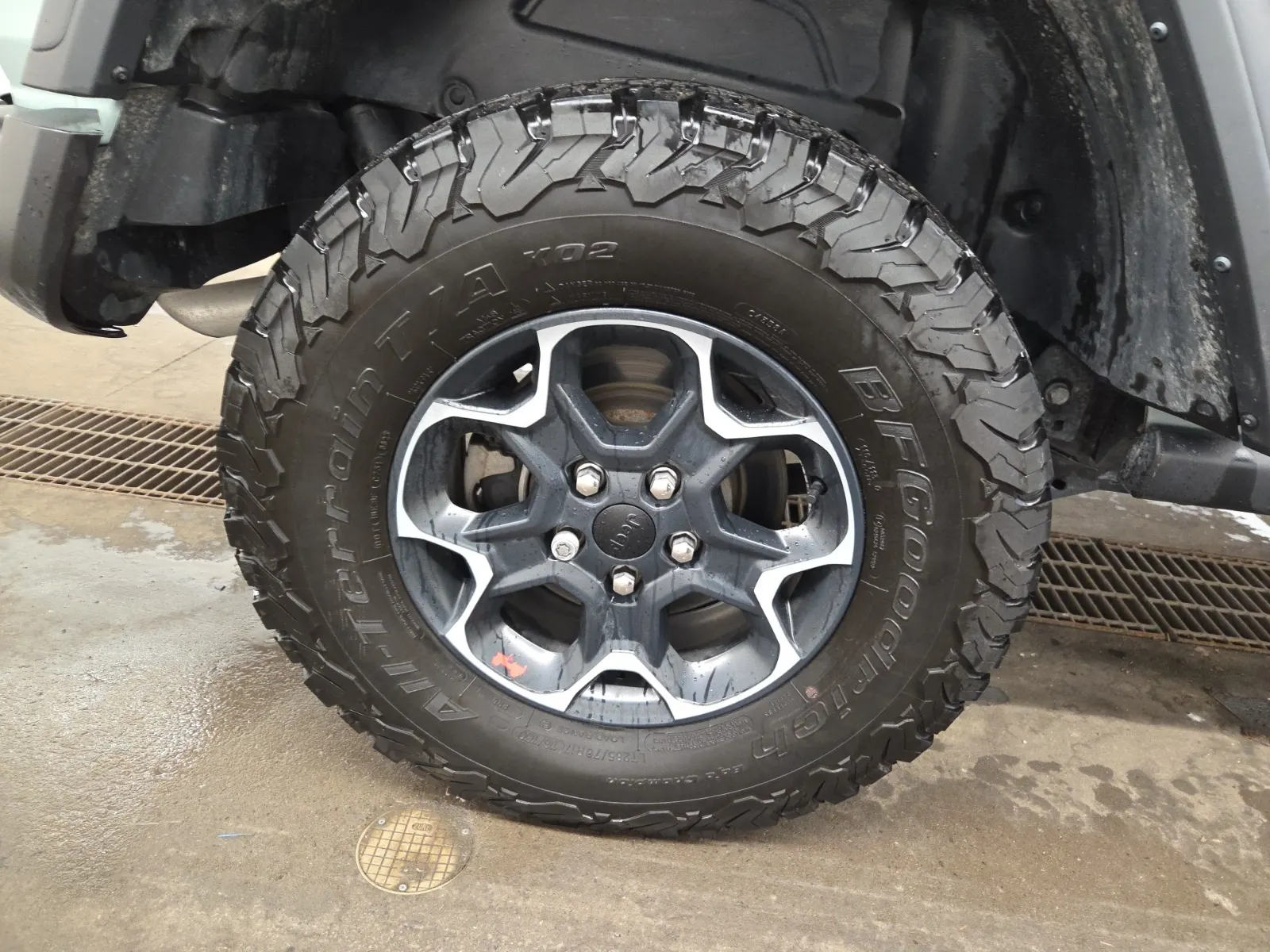 Right Rear Wheel/Tire Photo