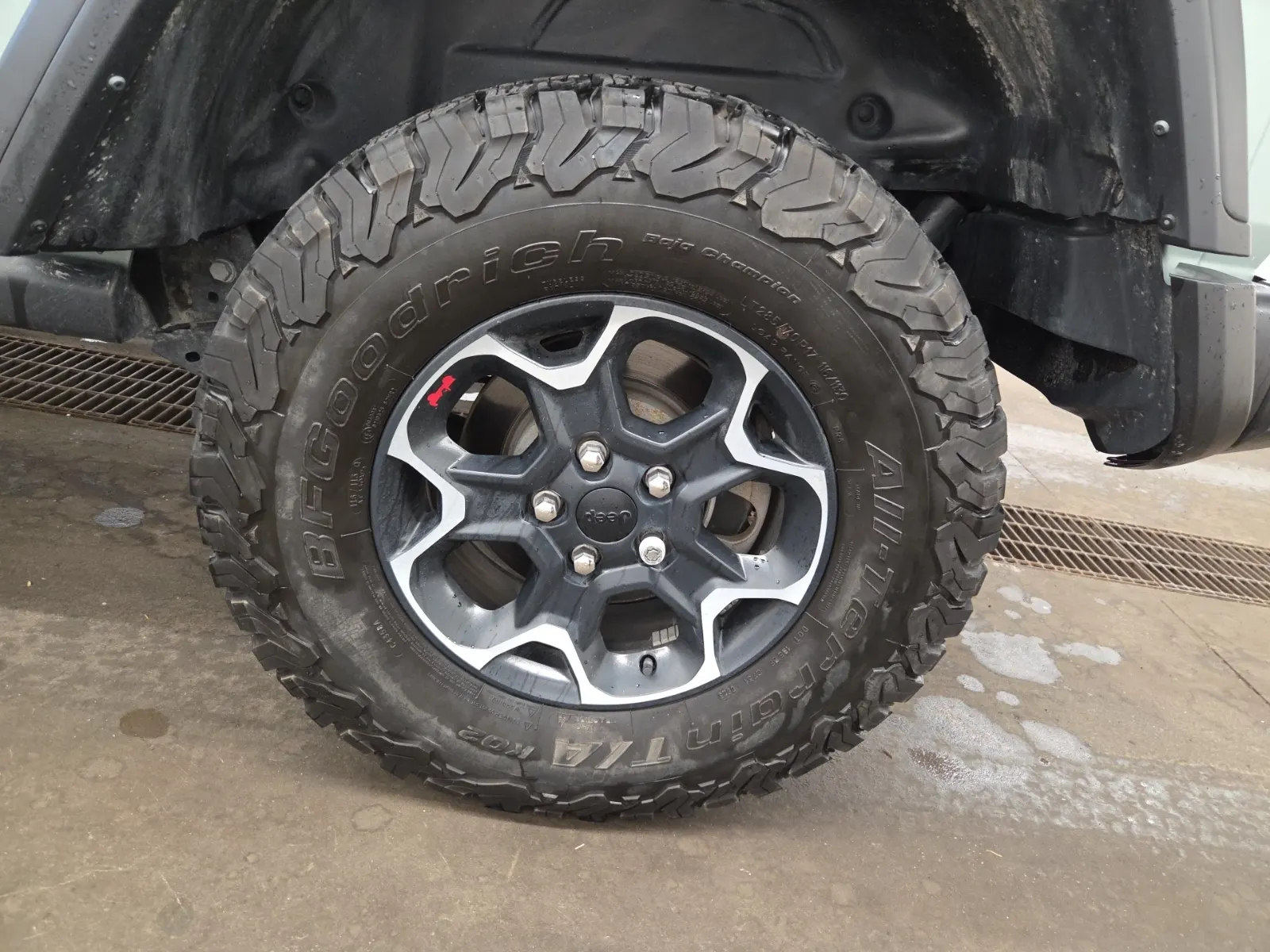 Left Rear Wheel/Tire Photo