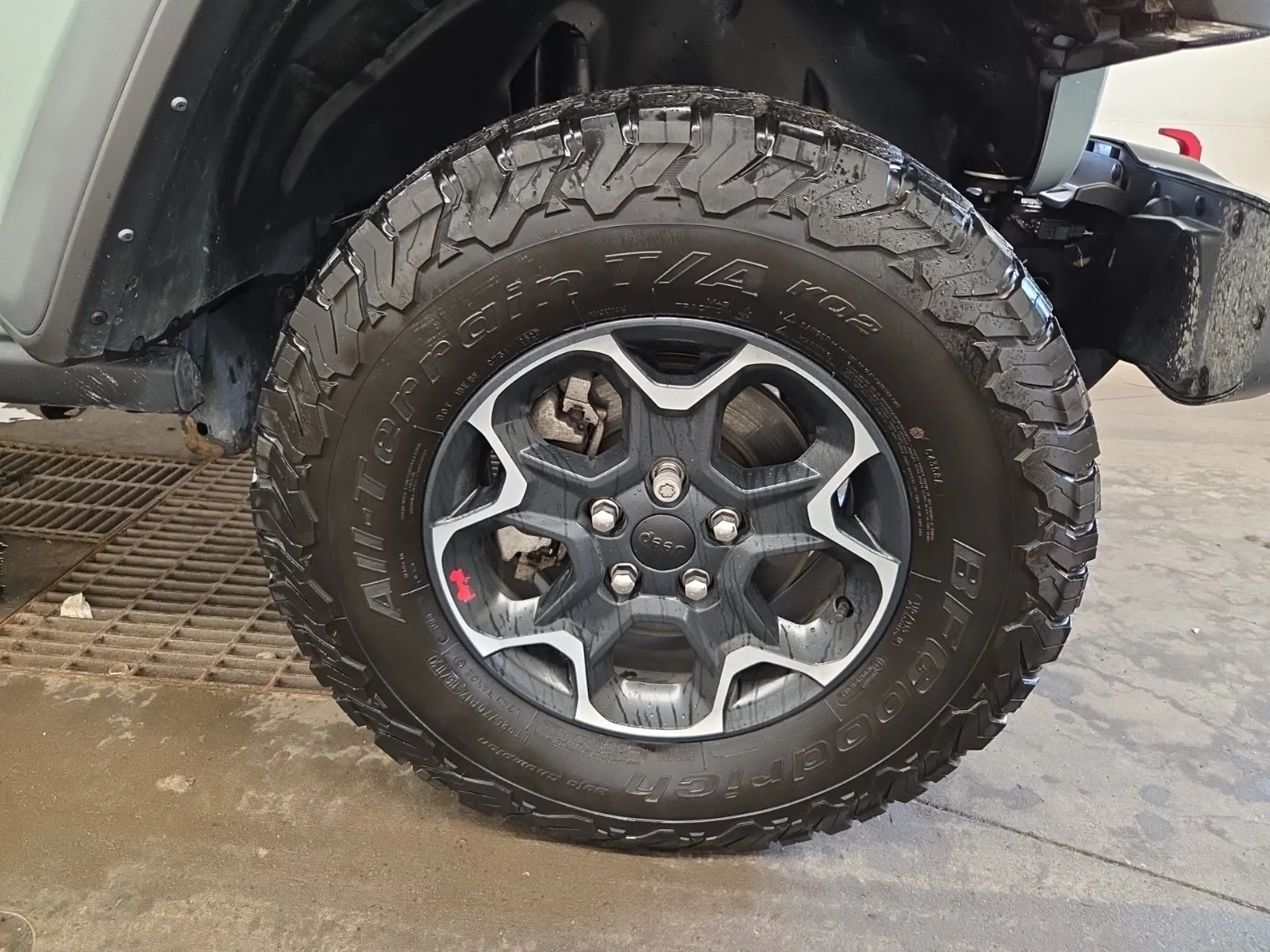 Right Front Wheel/Tire Photo