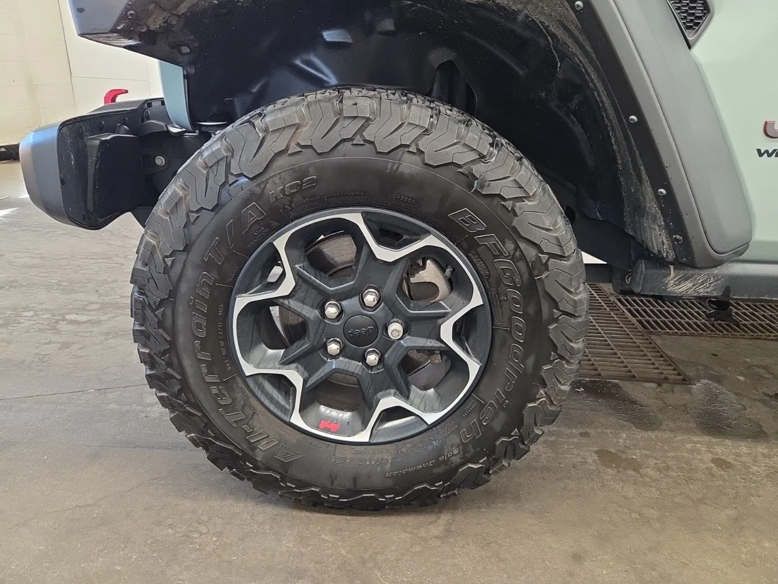 Front driver wheel/tire photo