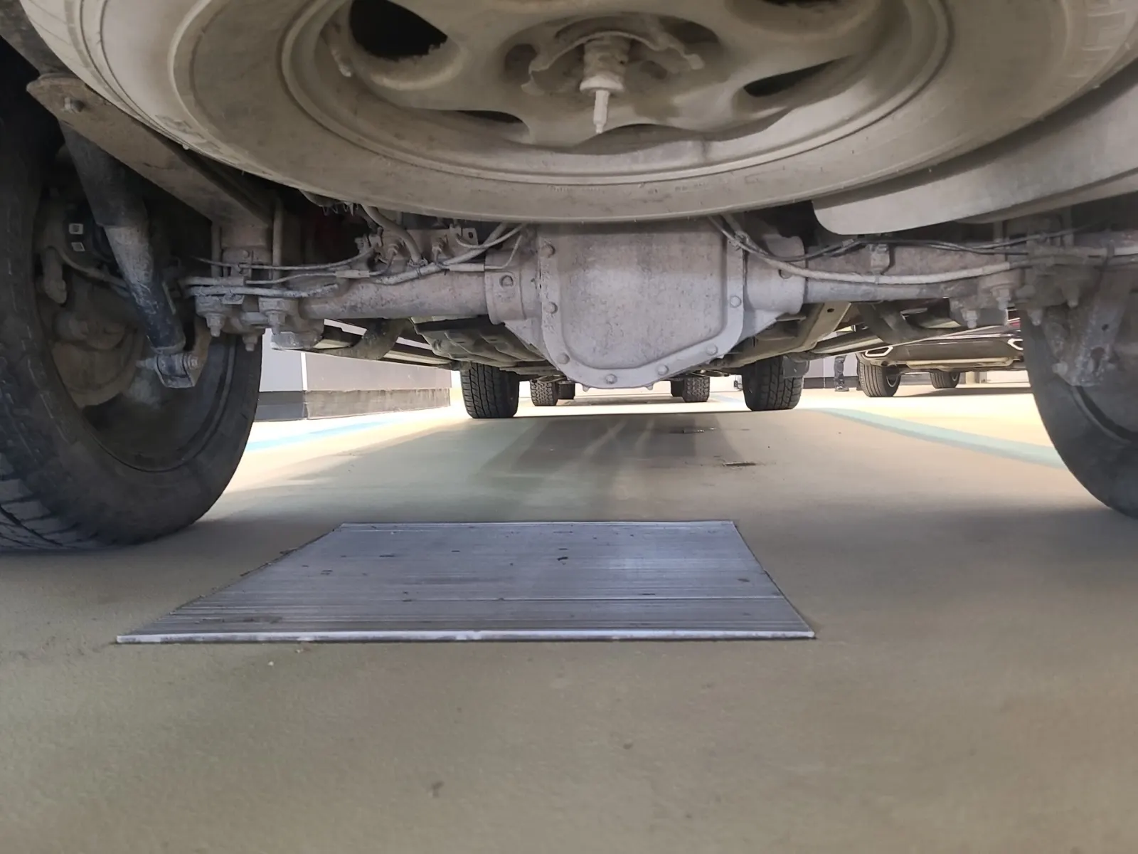 Undercarriage - Rear Photo