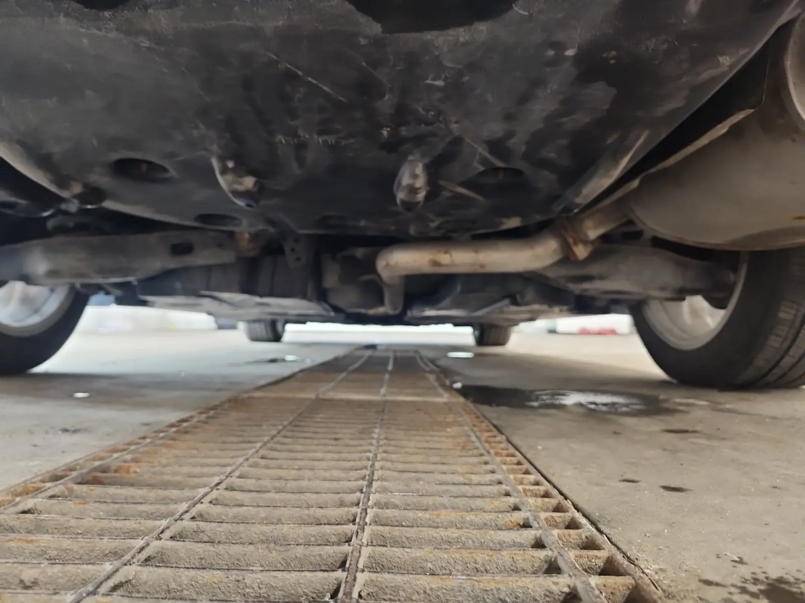 Undercarriage - Rear Photo