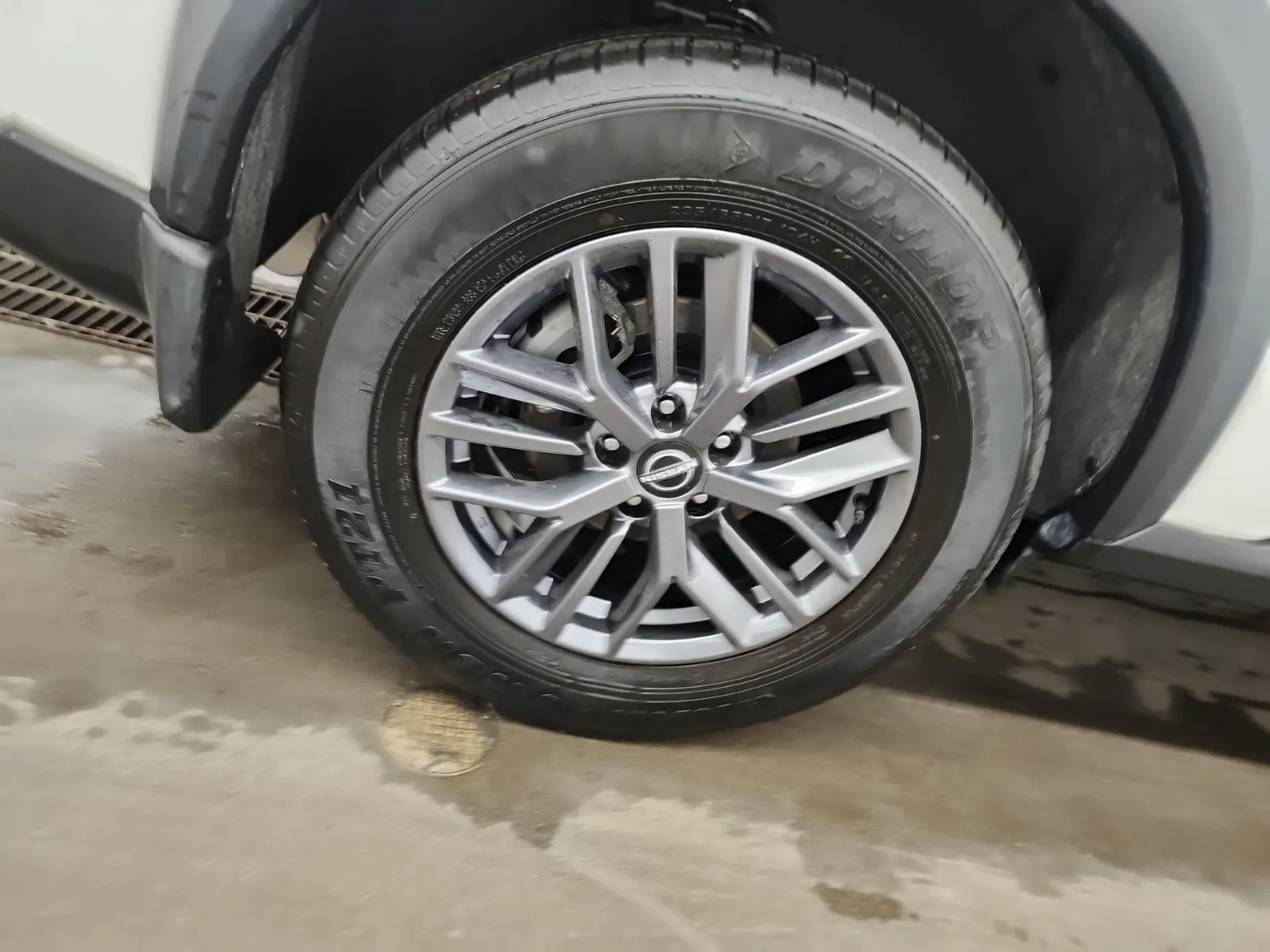 Right Rear Wheel/Tire Photo