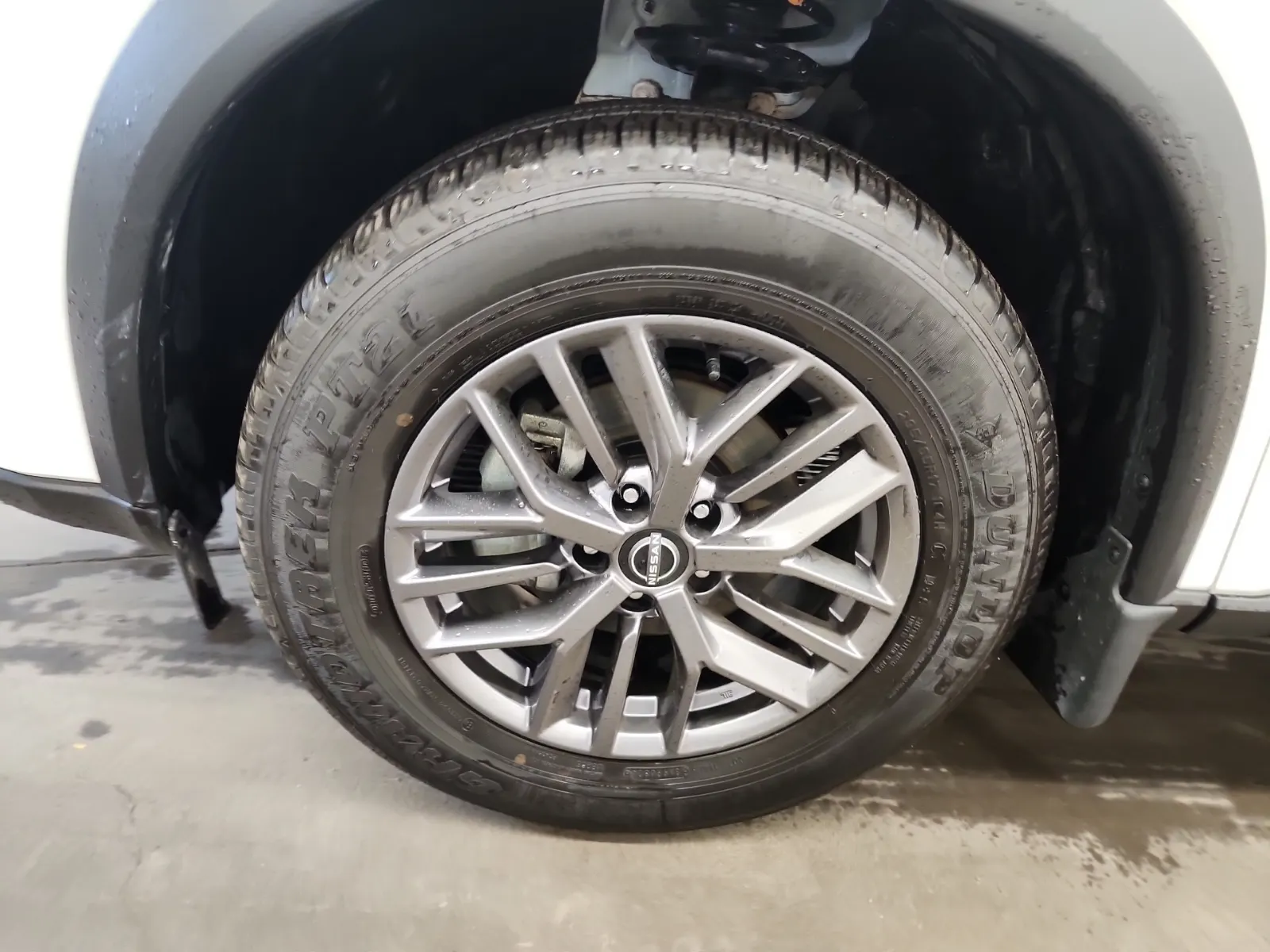Front driver wheel/tire photo