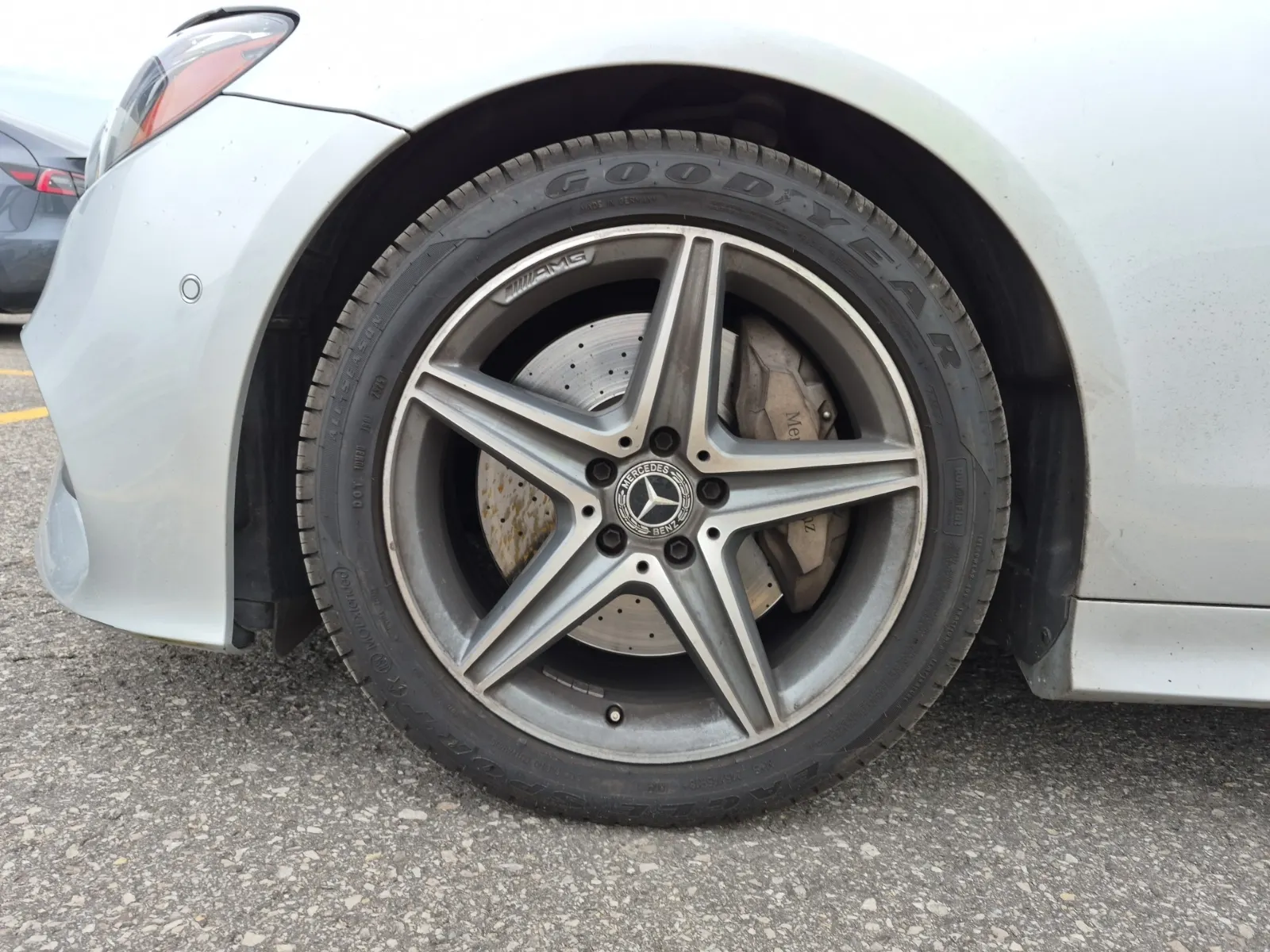 Front driver wheel/tire photo