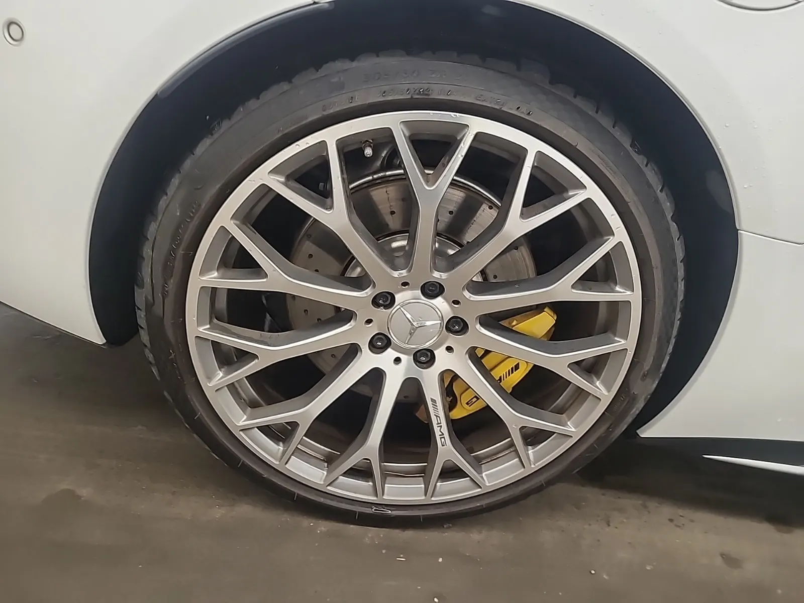 Right Rear Wheel/Tire Photo