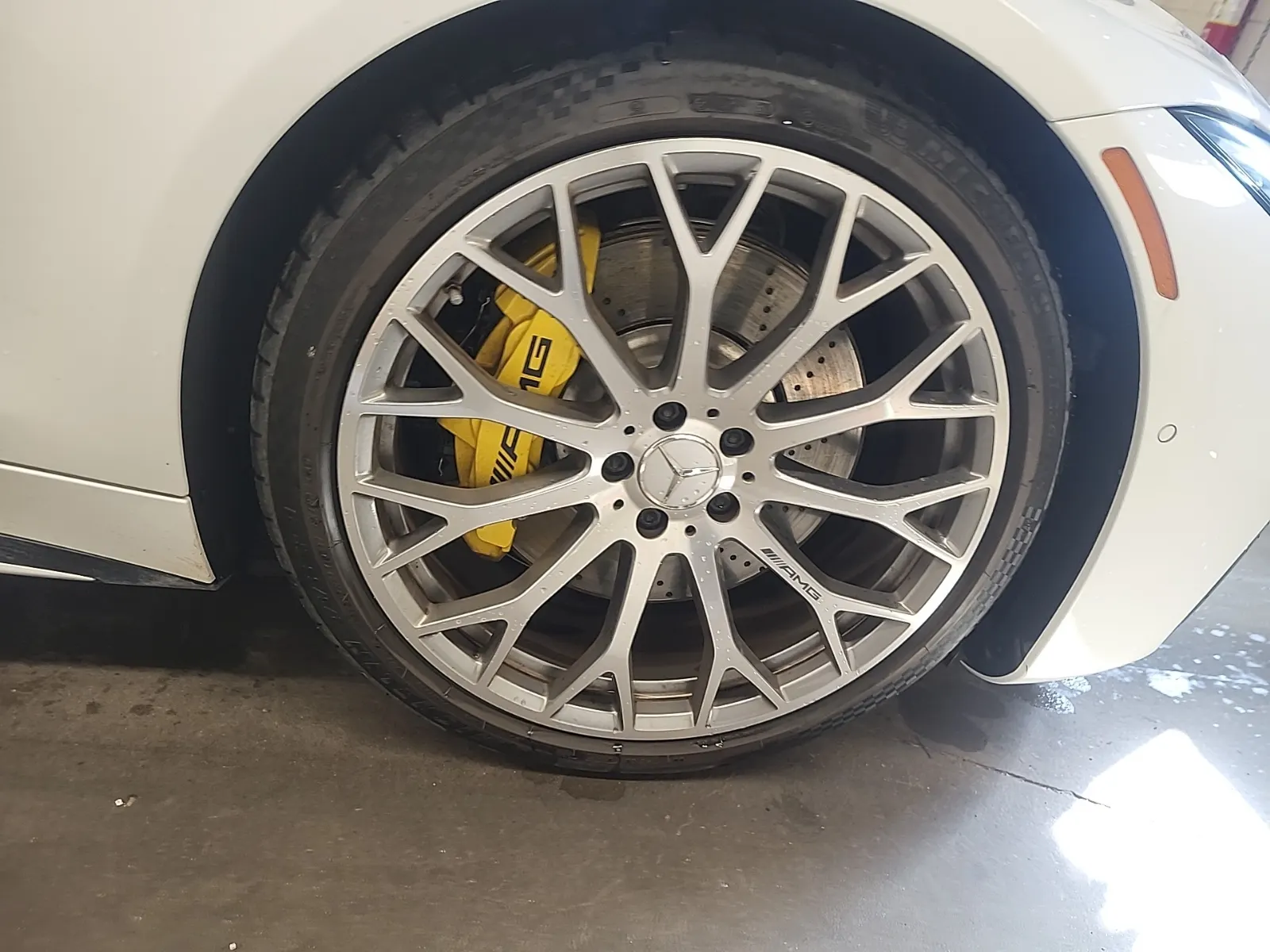 Right Front Wheel/Tire Photo