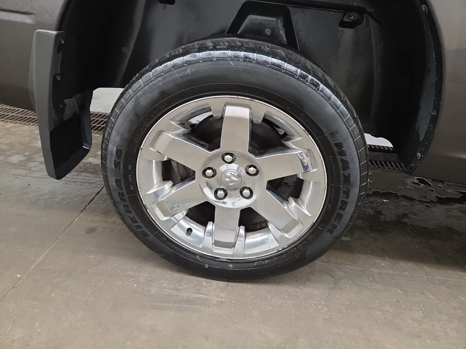 Right Rear Wheel/Tire Photo