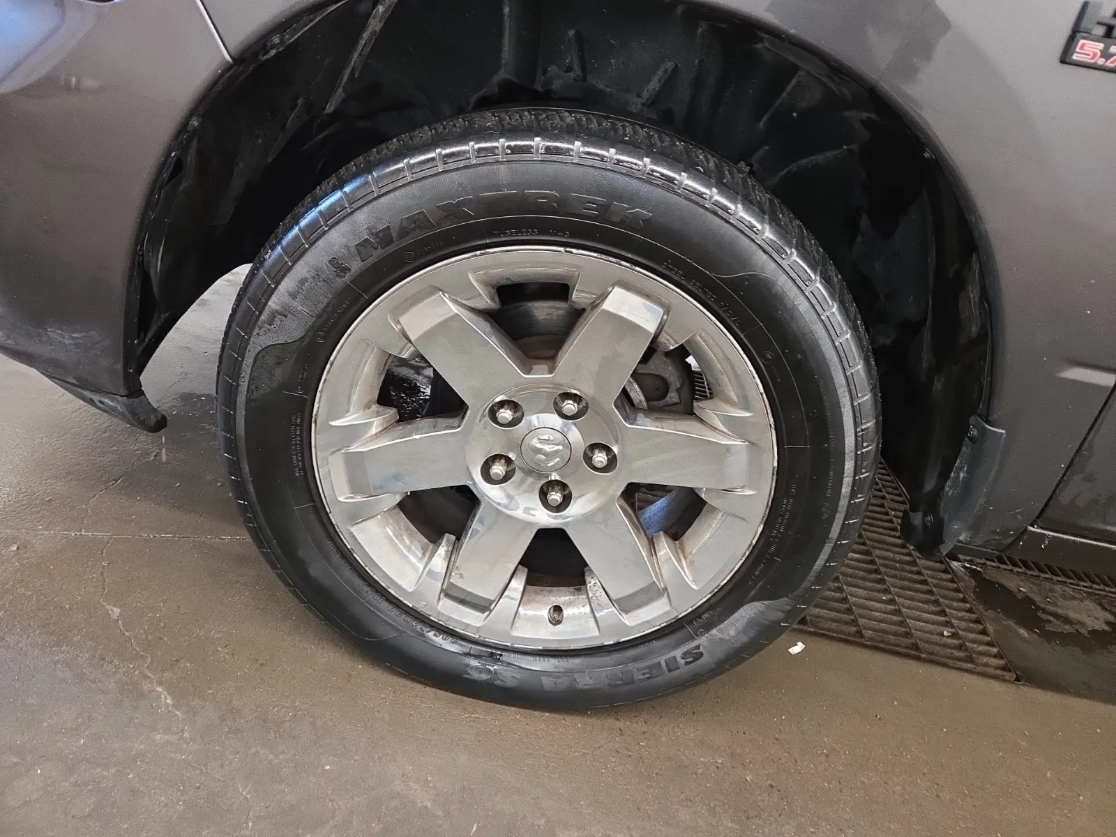 Front driver wheel/tire photo