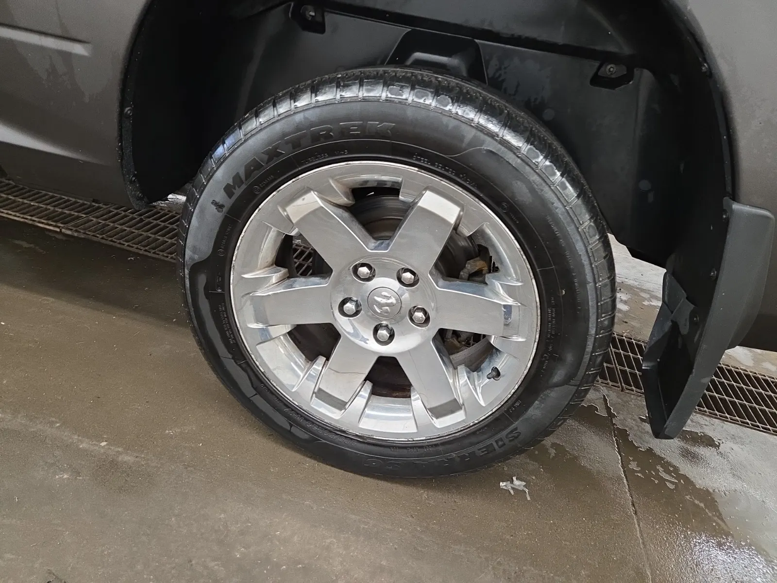 Left Rear Wheel/Tire Photo