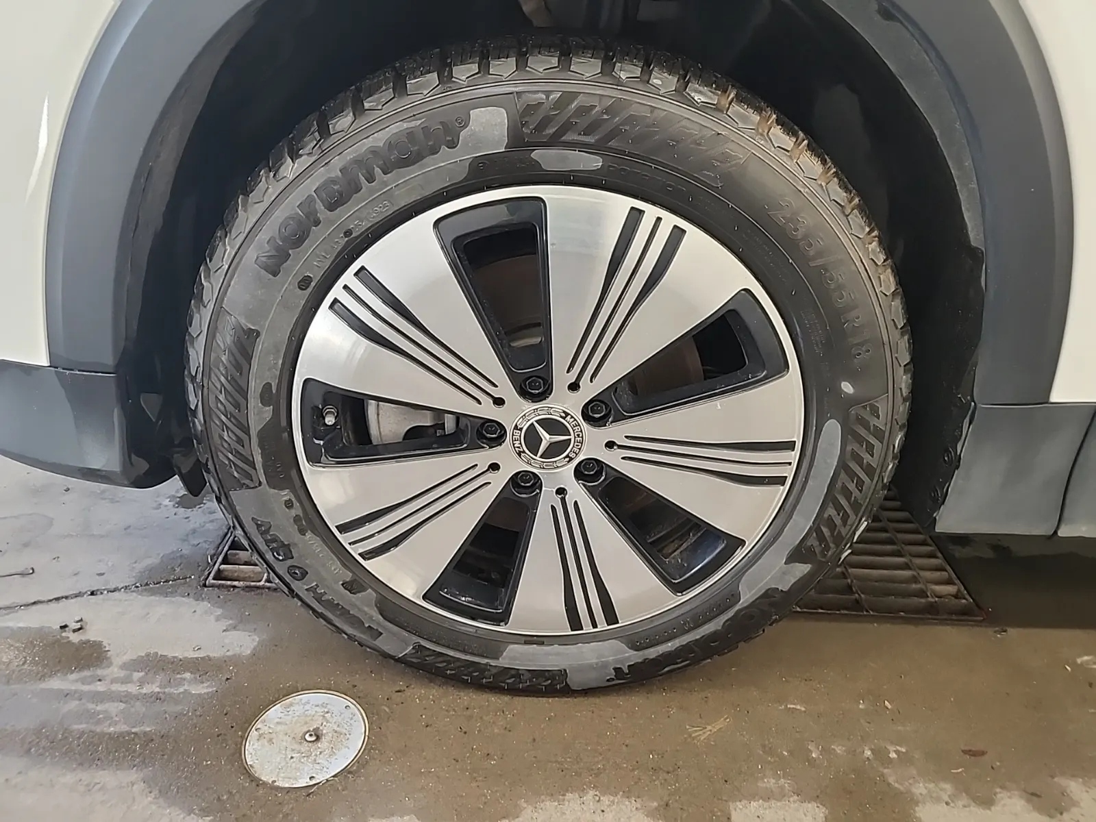 Front driver wheel/tire photo