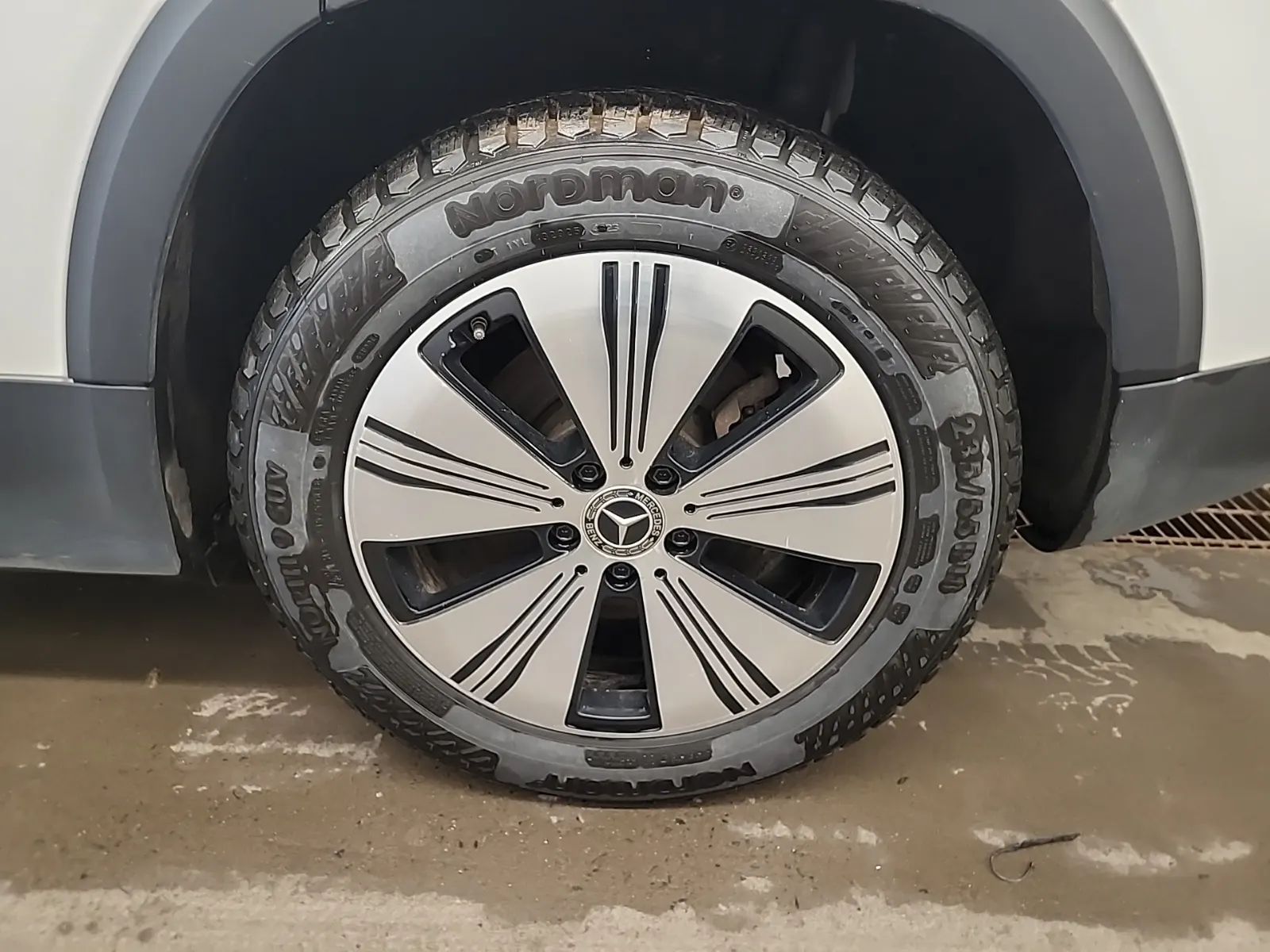 Left Rear Wheel/Tire Photo