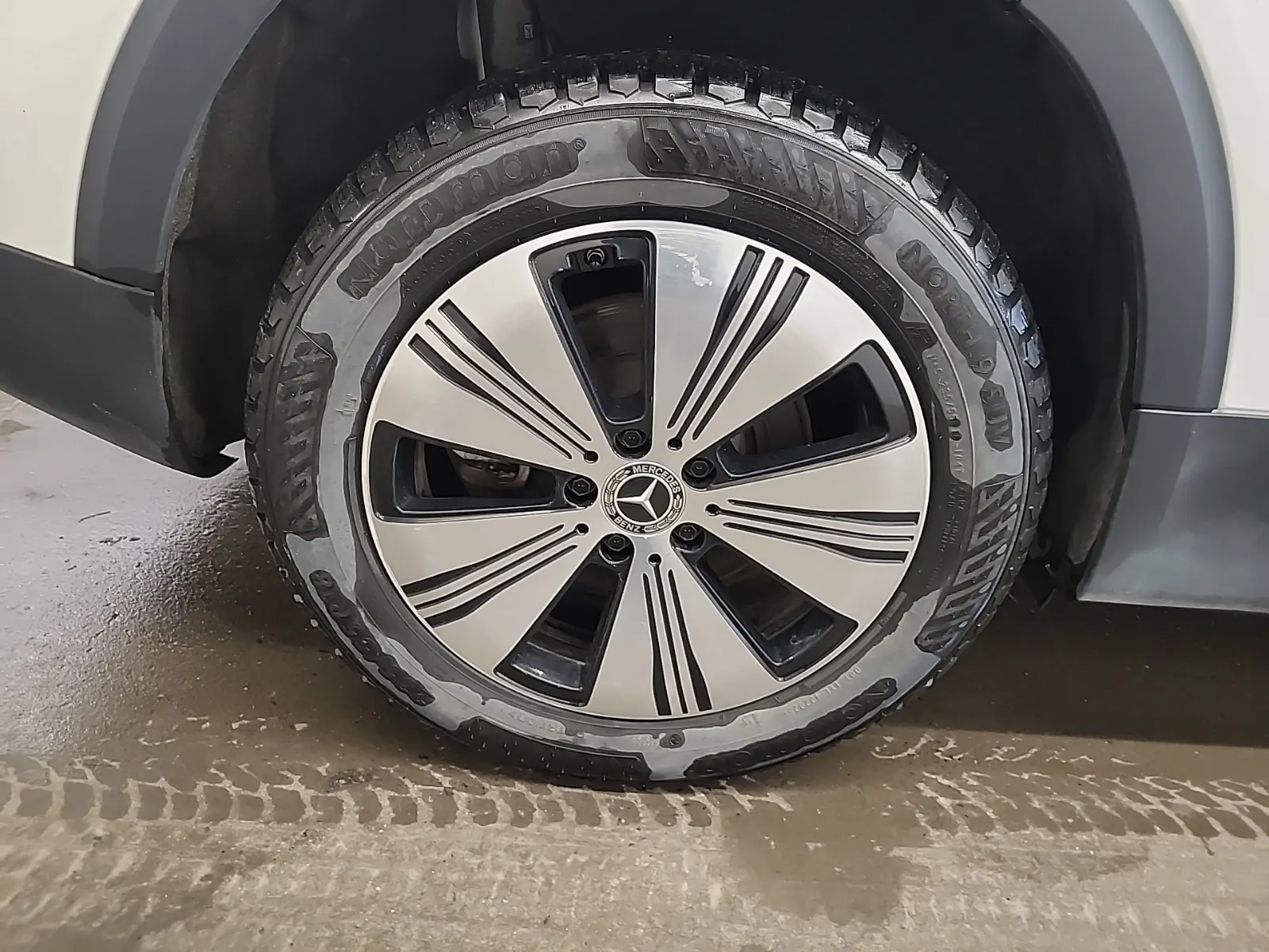 Right Rear Wheel/Tire Photo