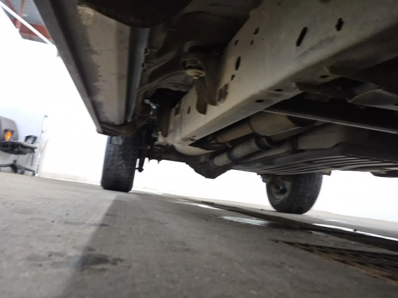 Undercarriage - Passenger Photo