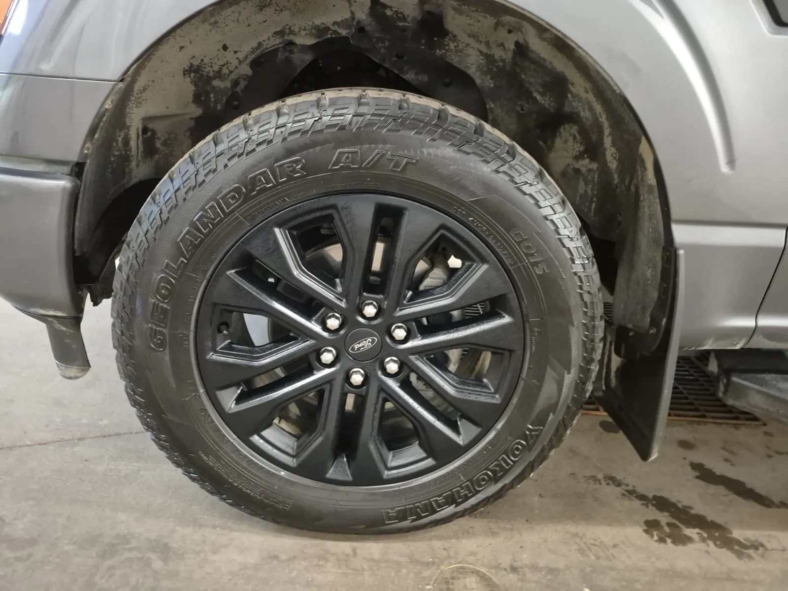 Front driver wheel/tire photo