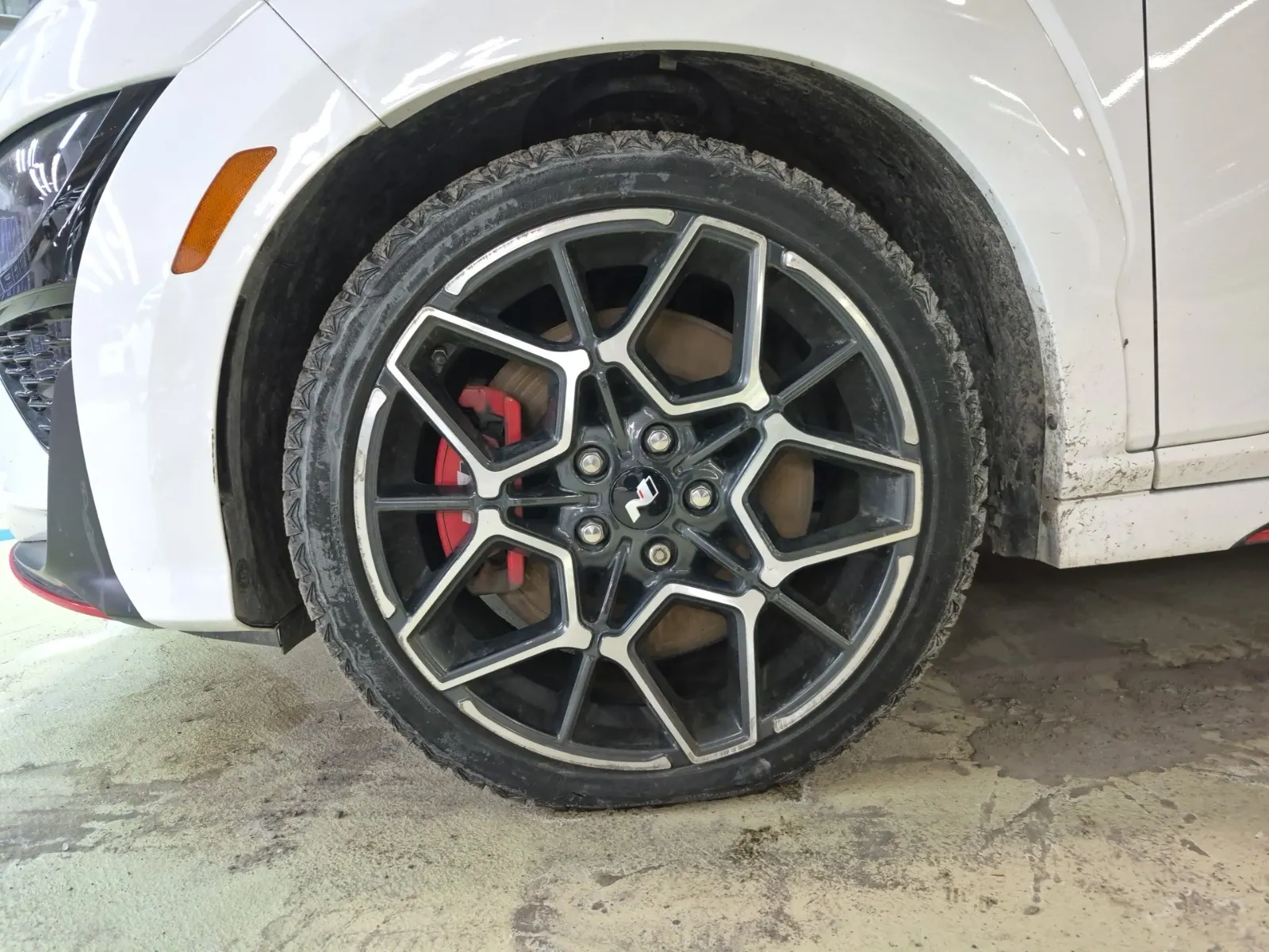 Front driver wheel/tire photo