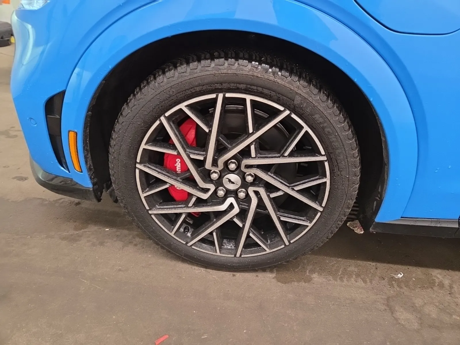 Front driver wheel/tire photo