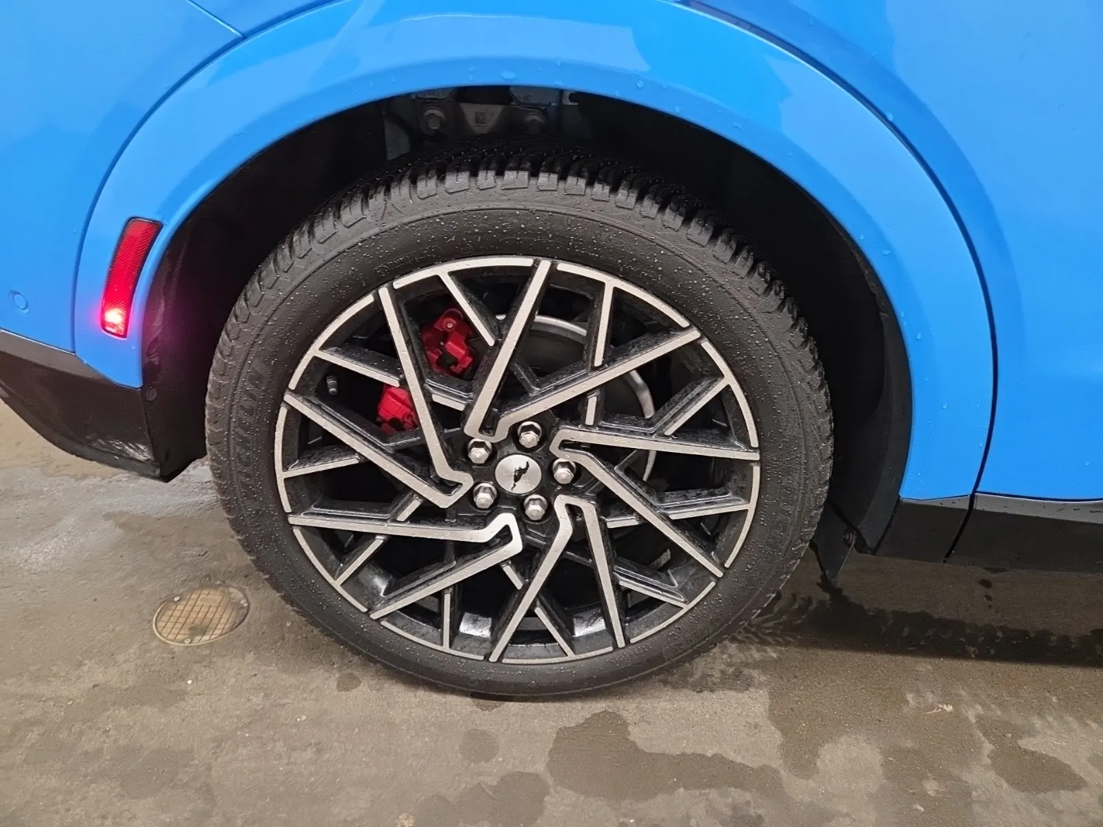 Right Rear Wheel/Tire Photo