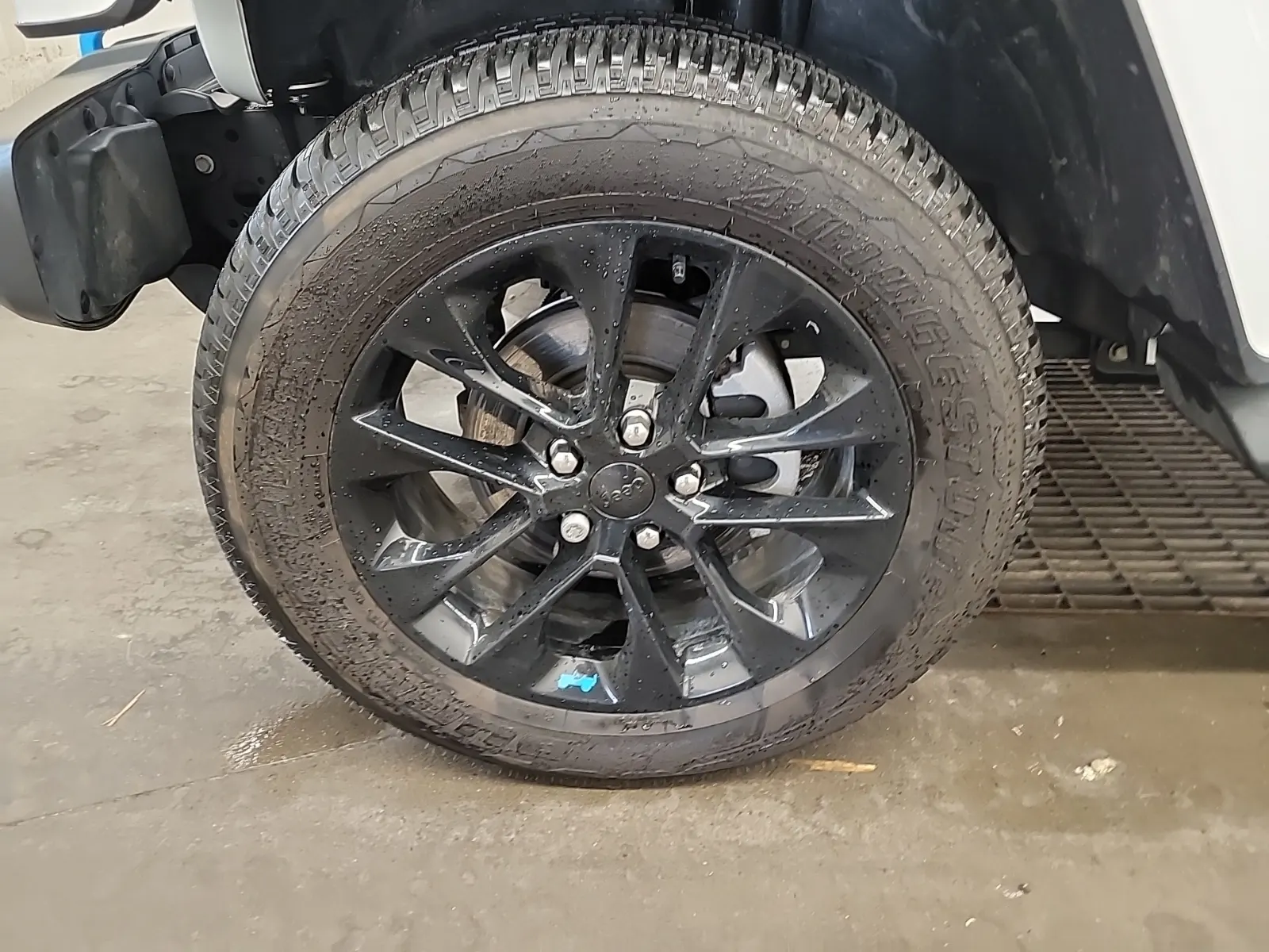 Front driver wheel/tire photo