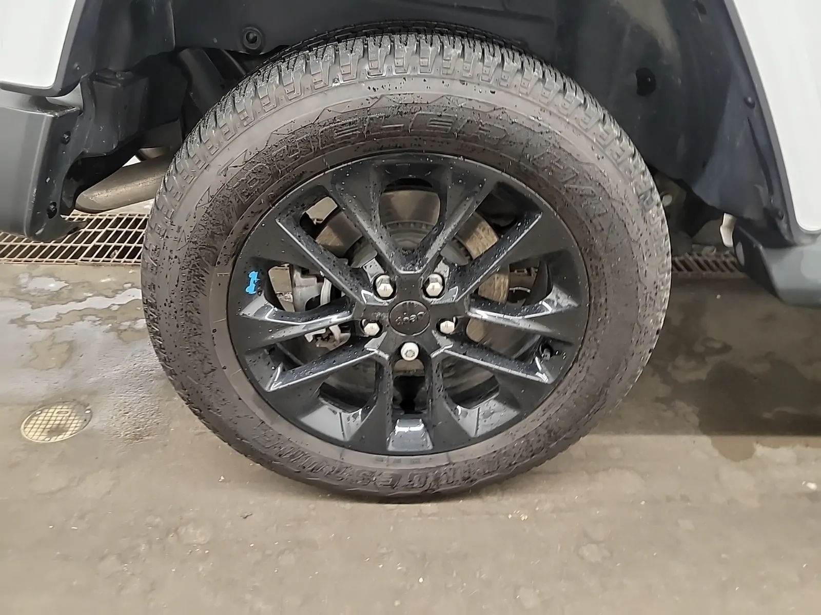 Right Rear Wheel/Tire Photo