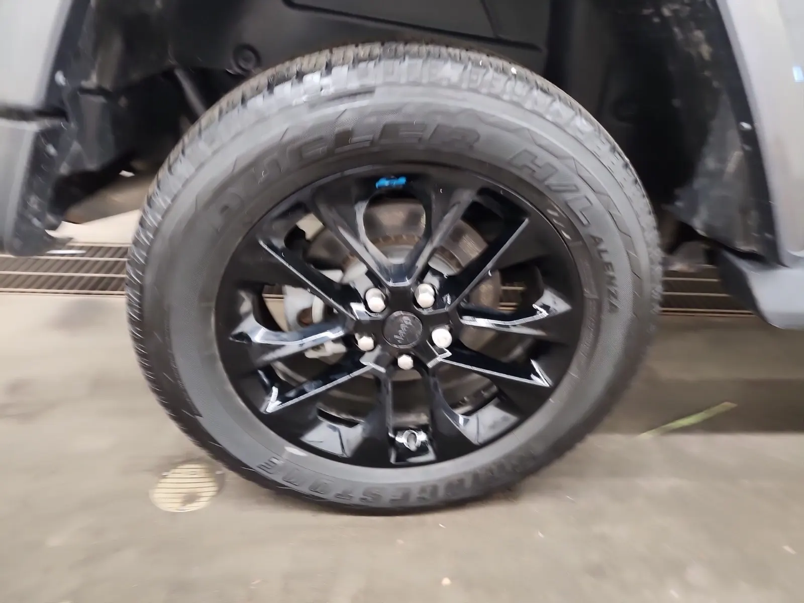 Right Rear Wheel/Tire Photo