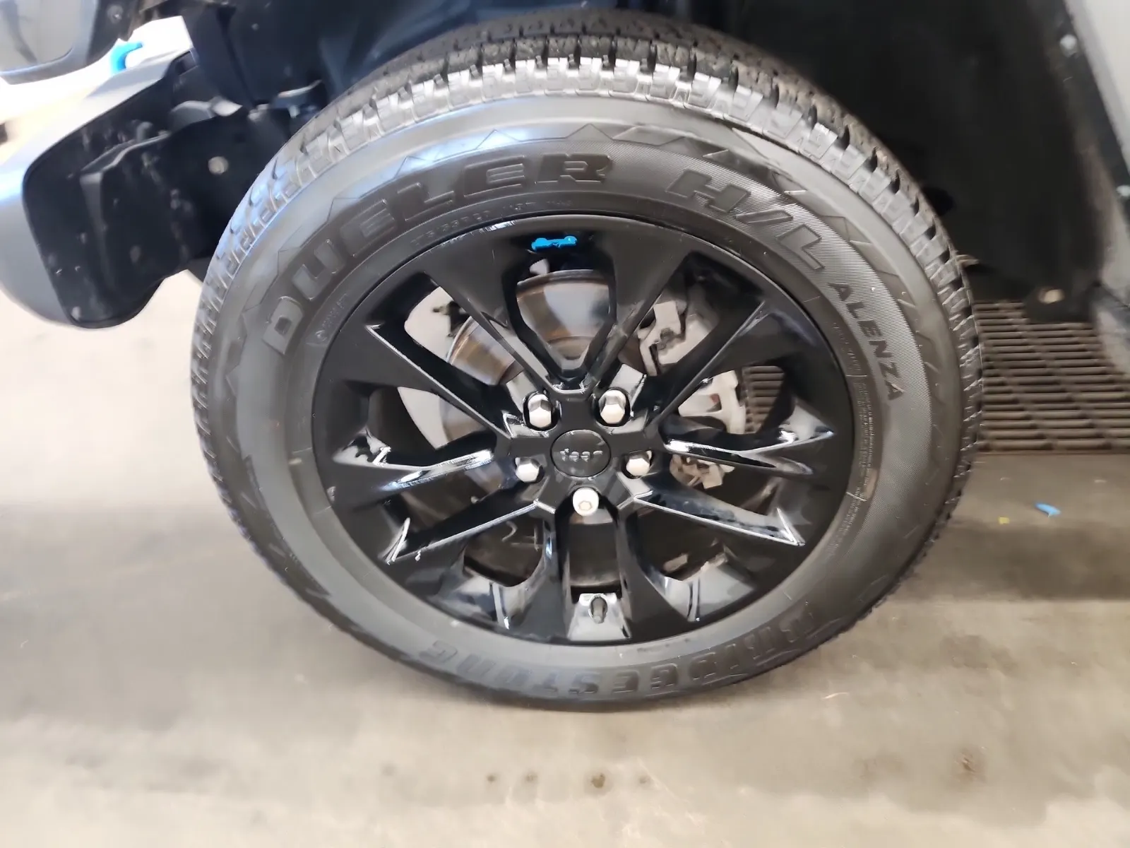 Front driver wheel/tire photo