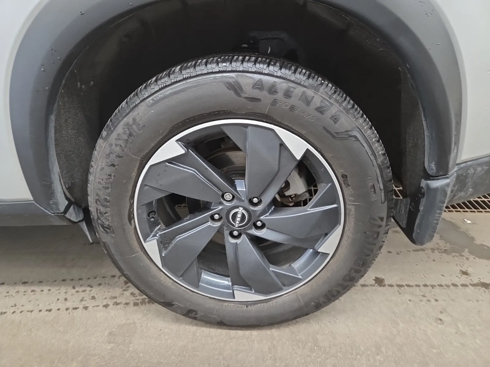 Left Rear Wheel/Tire Photo