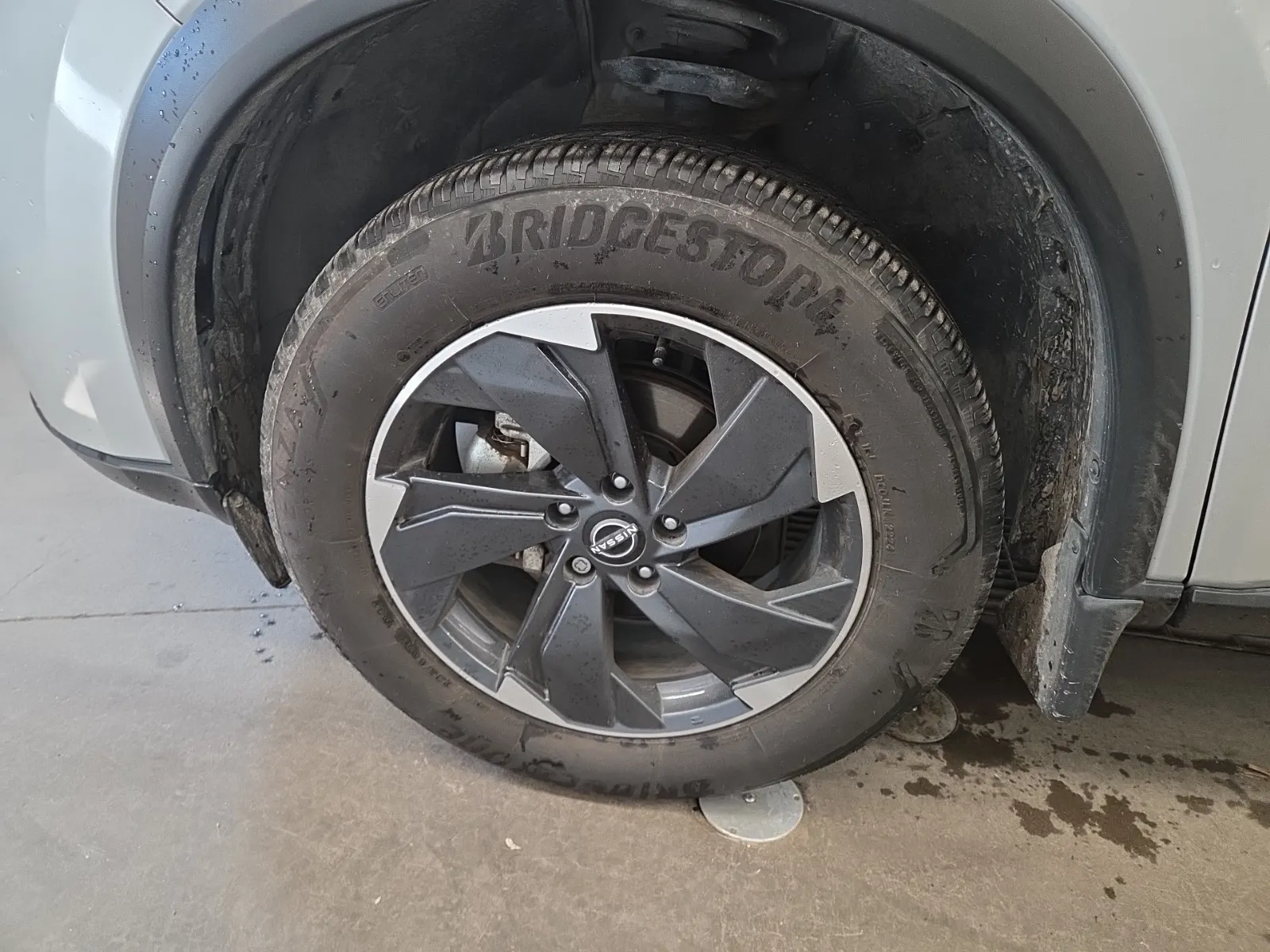 Front driver wheel/tire photo