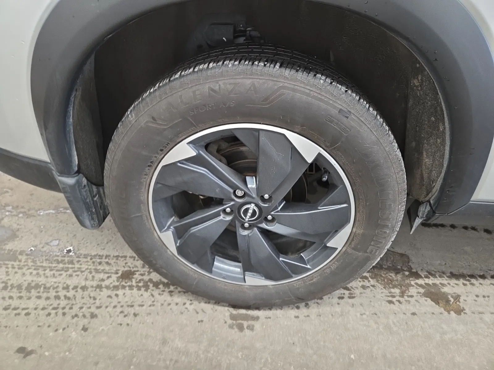 Right Rear Wheel/Tire Photo