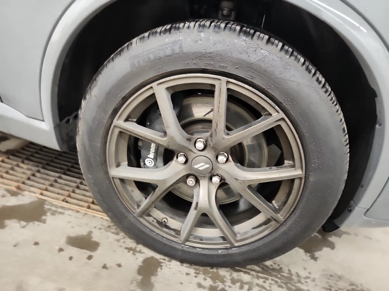 Right Front Wheel/Tire Photo