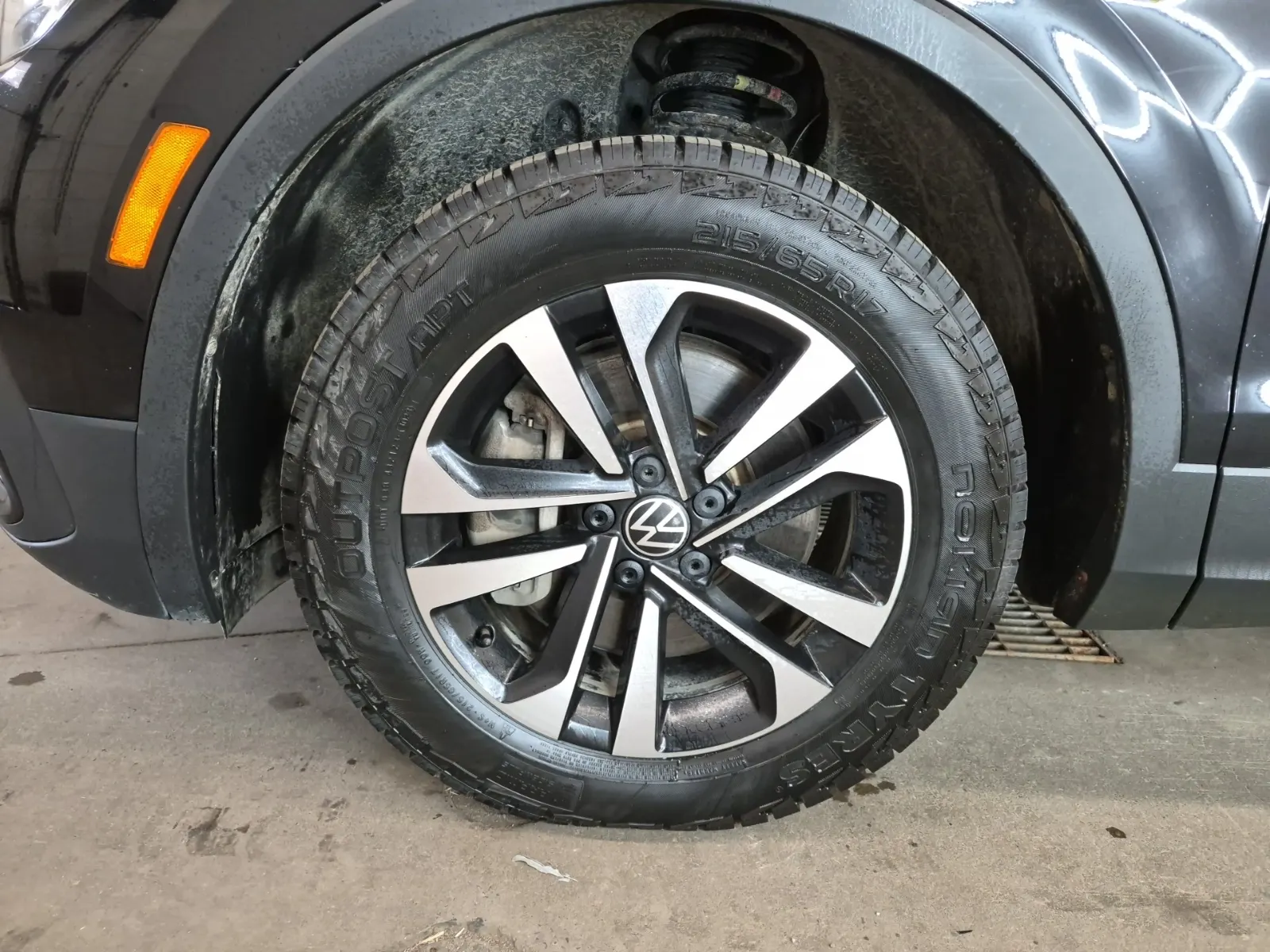 Front driver wheel/tire photo