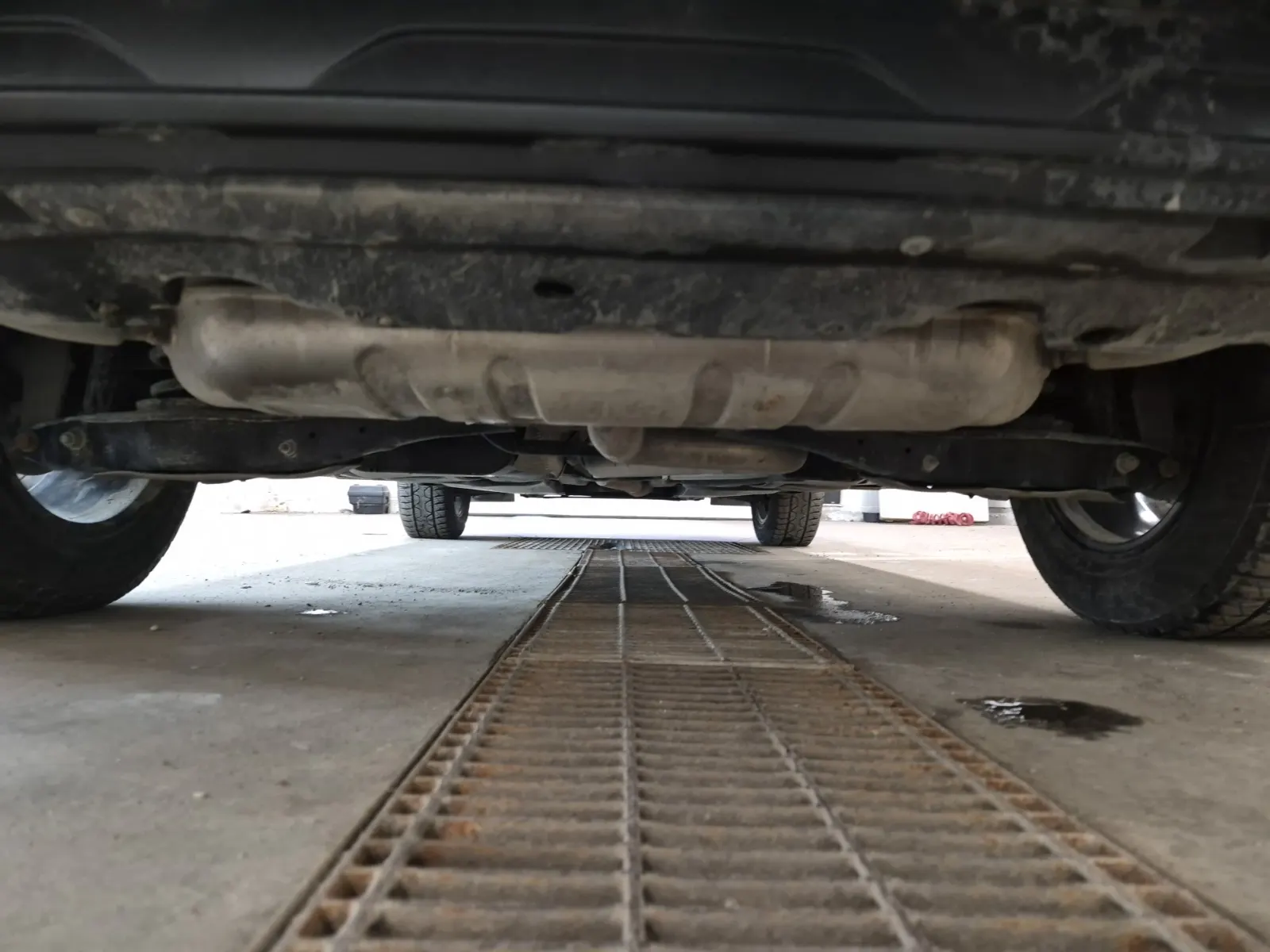 Undercarriage - Rear Photo