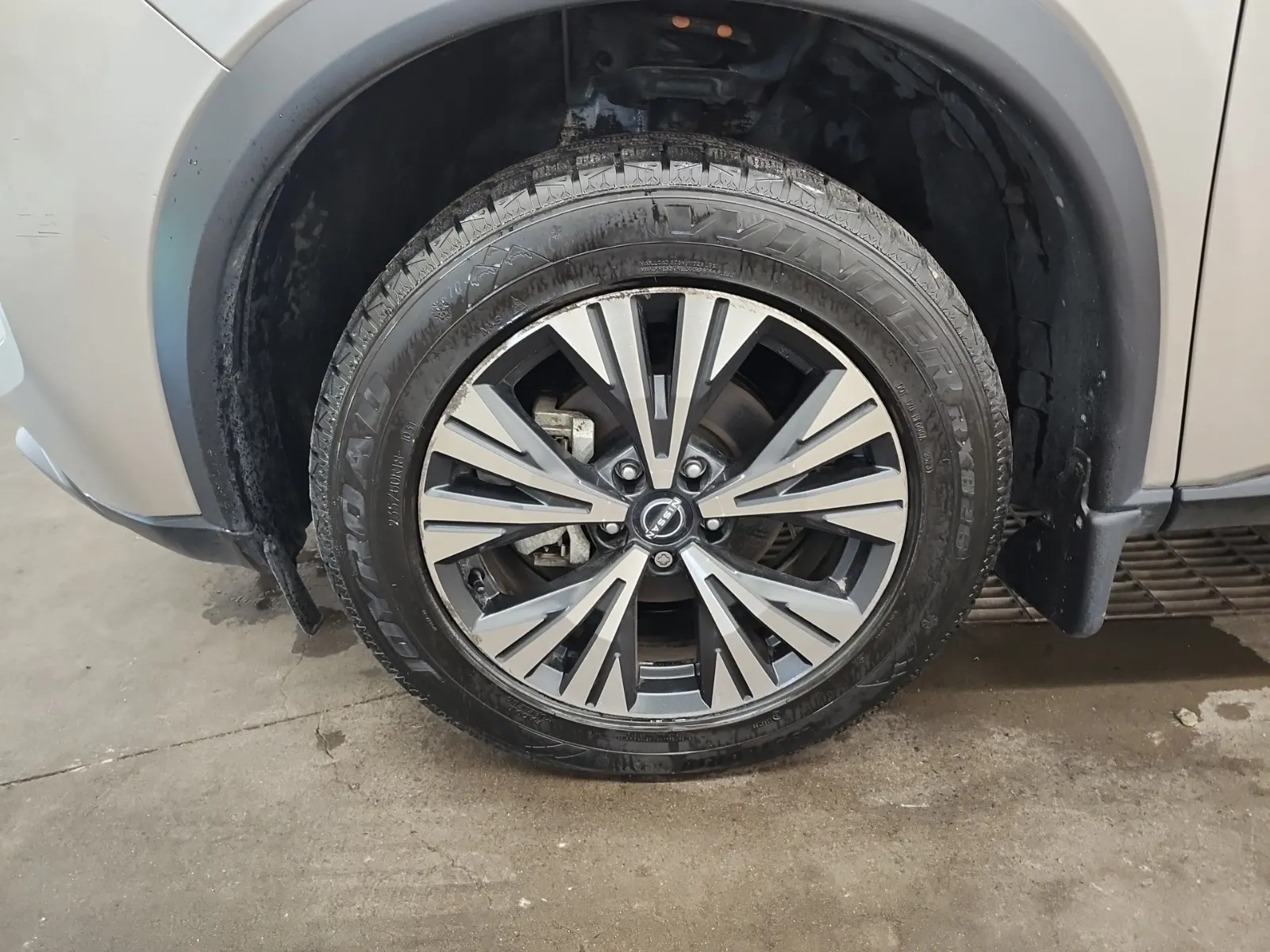 Front driver wheel/tire photo