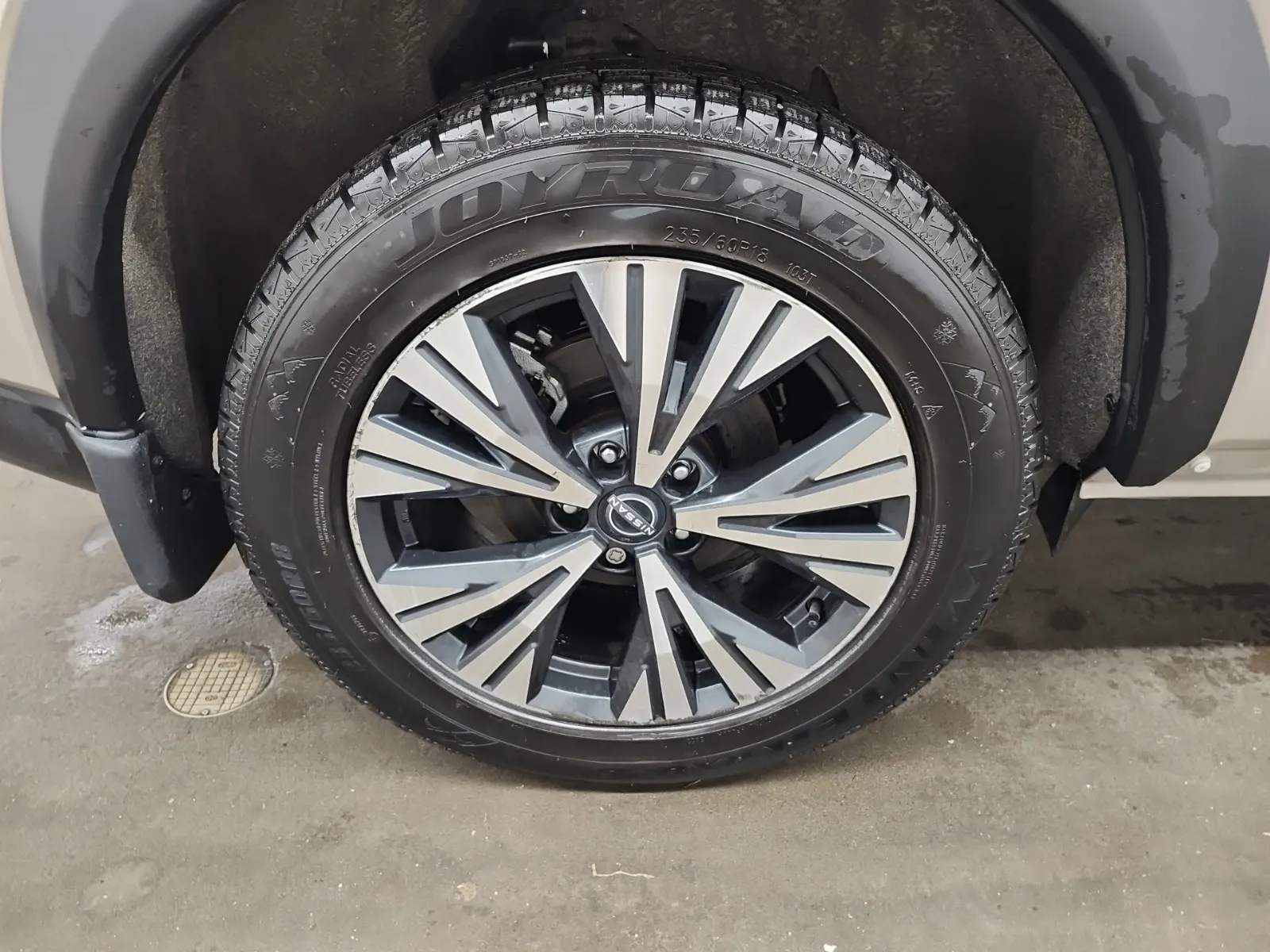 Right Rear Wheel/Tire Photo