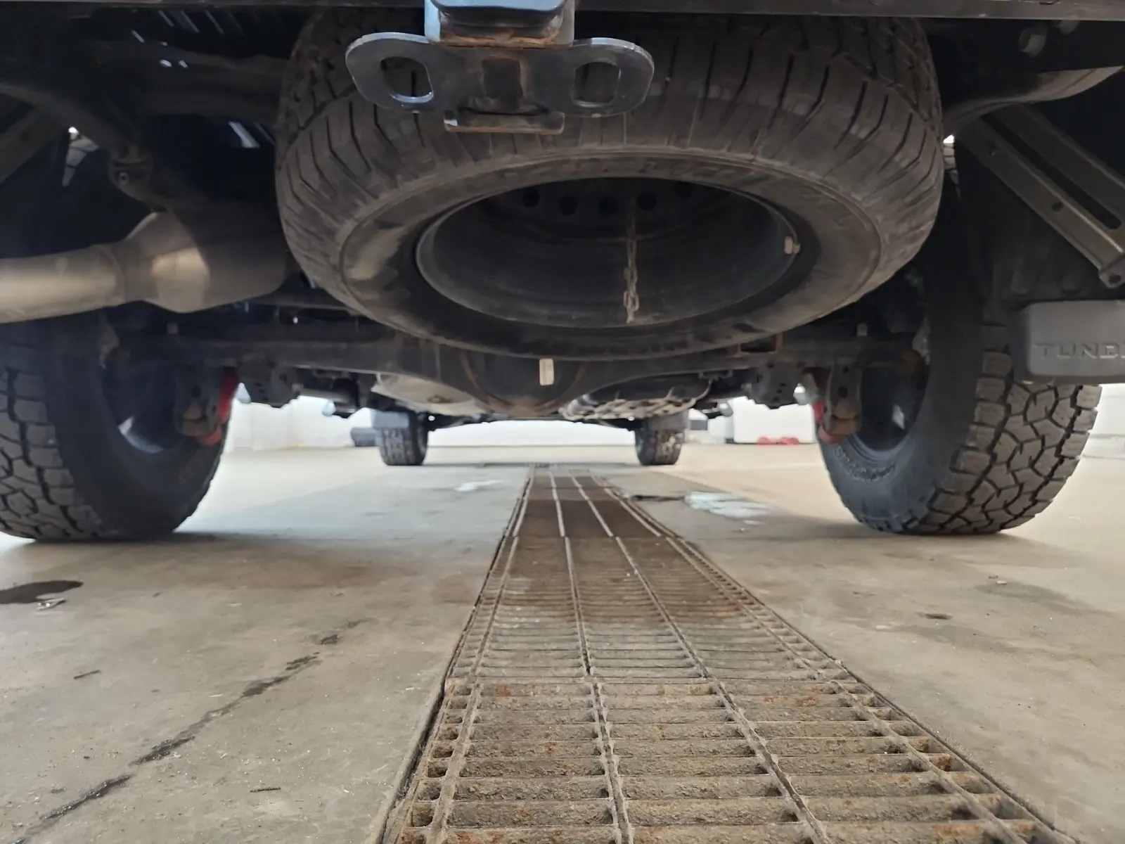 Undercarriage - Rear Photo