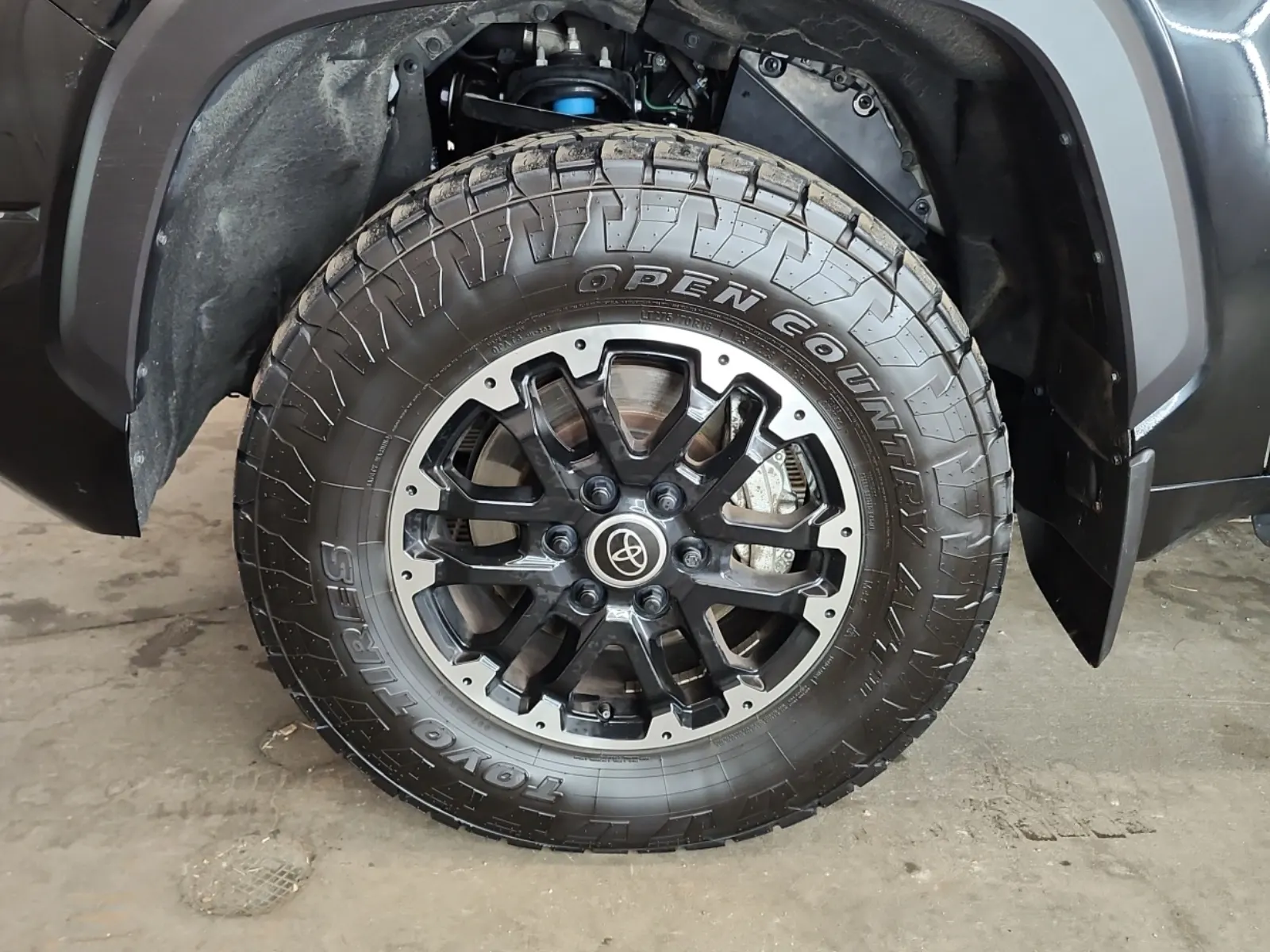 Front driver wheel/tire photo