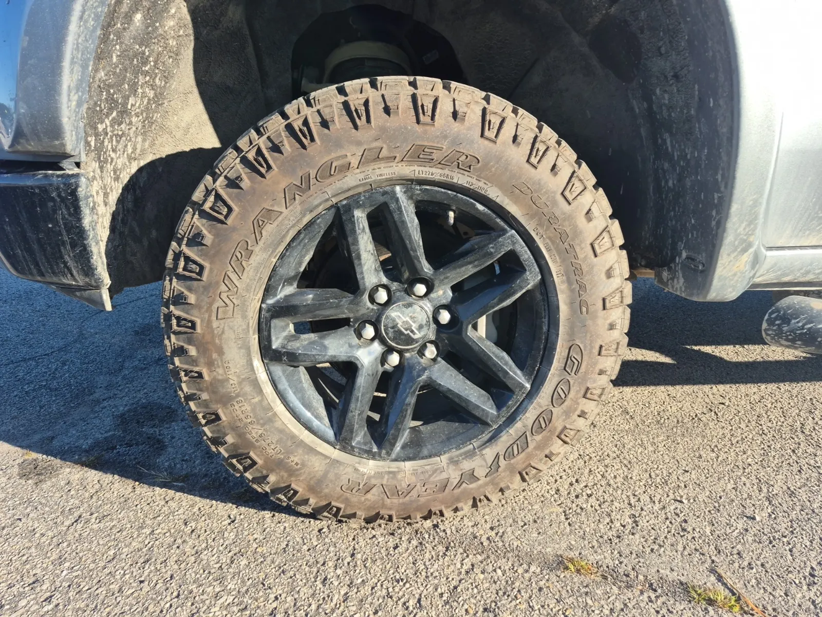 Front driver wheel/tire photo