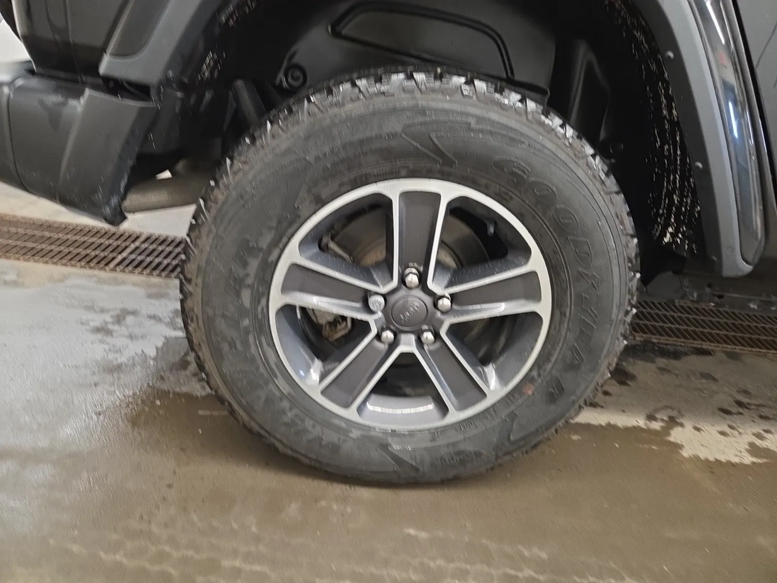 Right Rear Wheel/Tire Photo