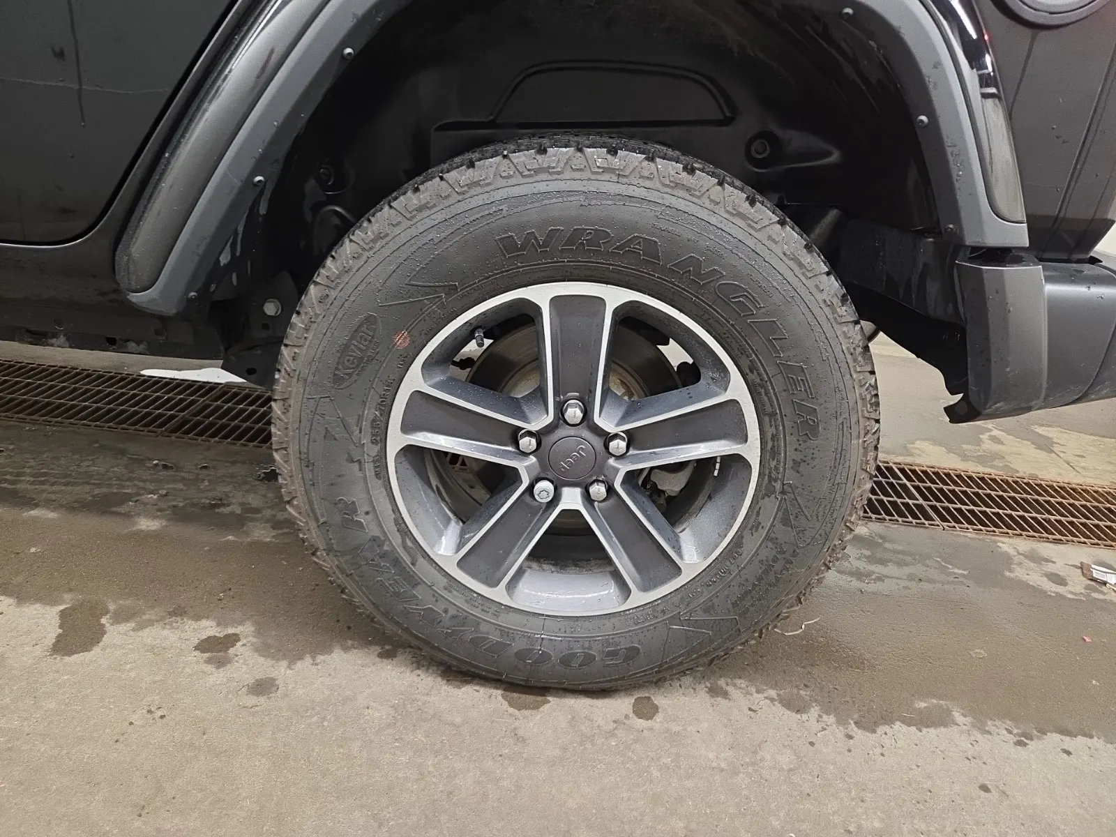 Left Rear Wheel/Tire Photo